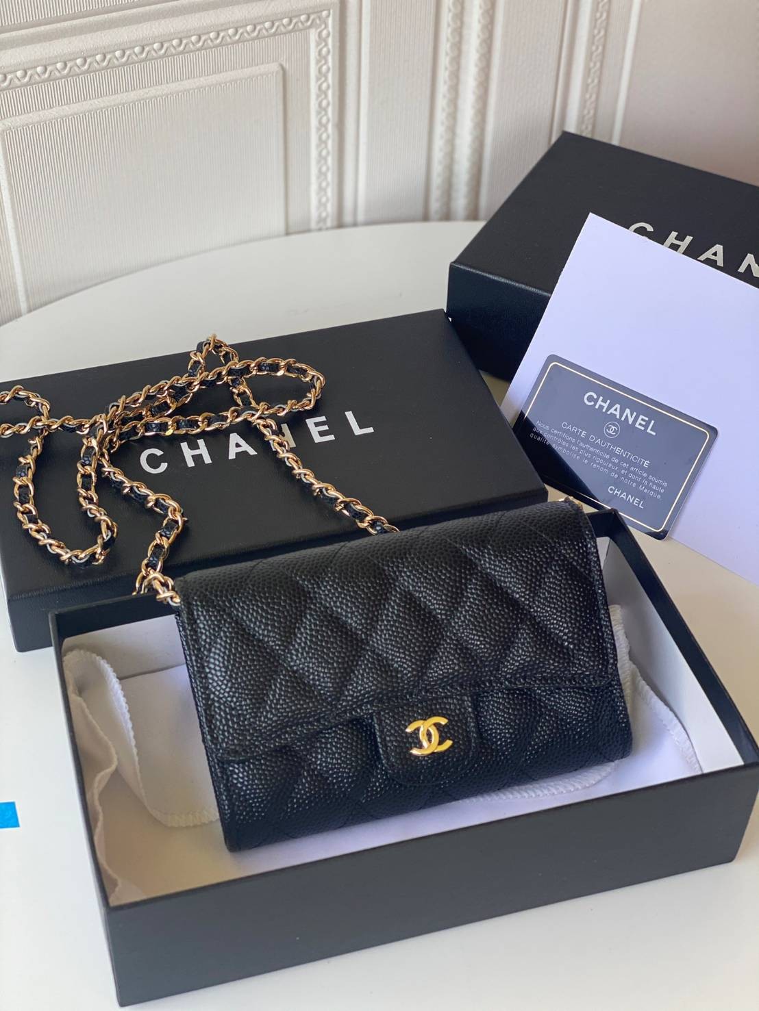 หนังแท้ CHANEL WALLET WITCH CHAIN รุ่นยอดนิยมไอเท็มฮิตวัสดุหนังคาเวียร์สวยคลาสสิคเปิดปิดด้วยฝาปิดกระดุมด้านหน้ามีโลโก้แบรนด์อะไหล่ทองสวยหรูดูดีมาพร้อมสายโซ่อะไหล่เงินและทอง ร้อยหนังจะสะพายไหล่ หรือ Crossbody ภาพถ่ายจากงานขายจริงสวยน่าใช้ Chanel mini นาทีน