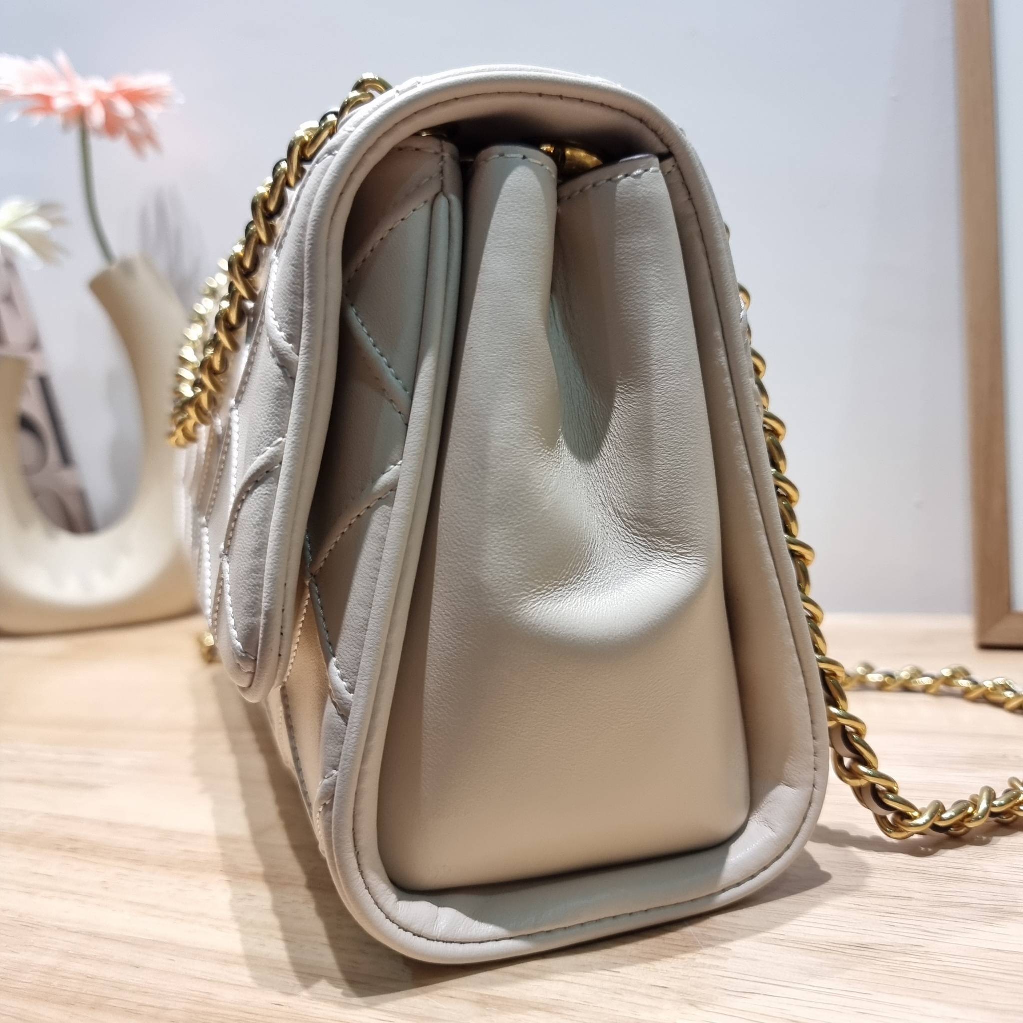 TORY BURCH FLEMING SOFT CONVERTIBLE SHOULDER BAG รุ่นหายาก กับดีไซน์ใหม่ล่าสุด มาพร้อมเสิร์ฟความสวยถึงบ้านไปเลย กับกระเป๋าสะพายไหล่ขนาดกำลังสวย หนังแท้นิ่มเต็มใบ สัมผัสสบายมือ