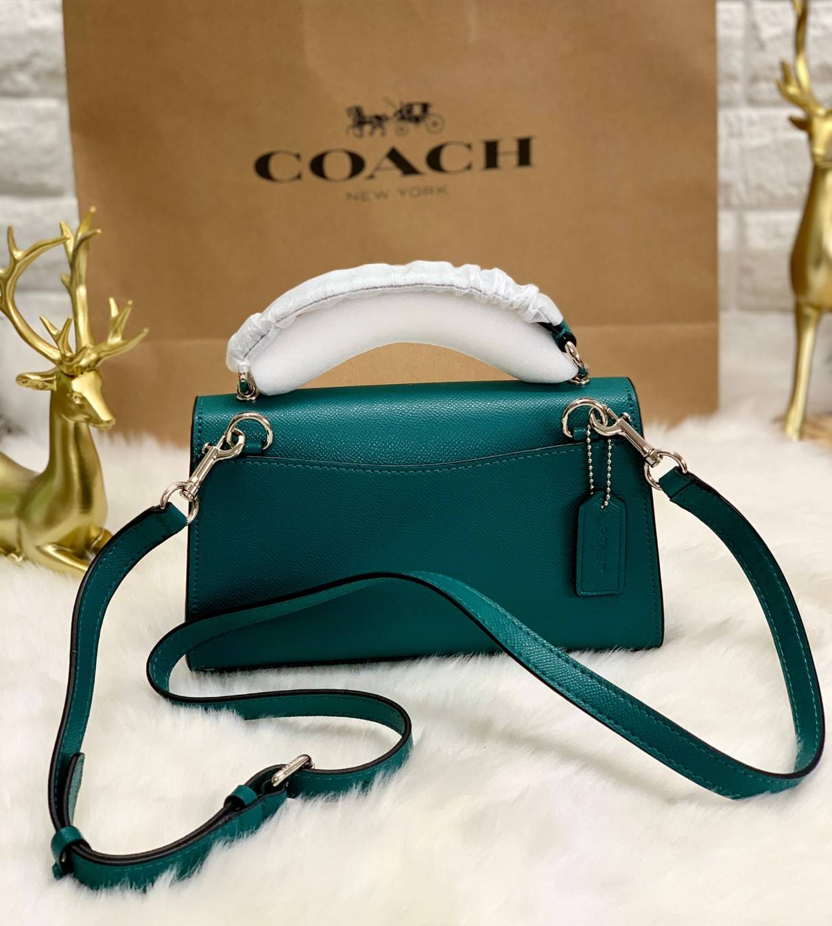 COACH TILLY SATCHEL 23 ((C1802//C1439/C1435)) พร้อมส่งที่ไทยทันทีค่ะ! กระเป๋าสะพายครอสบอดี้ร์หรือหิ้วก็เก๋ไปอีกค่ะ หนังแท้สวยงาม เปิดปิดกระเป๋าแบบหมุนล็อค ภายในมี2ช่องหลัก ใส่กระเป๋าเงินใบกลางได้;มือถือได้ทุกรุ่น;ของจำเป็นสาวๆได้ครบค่ะ;มีช่องซิปกลางและช่อ