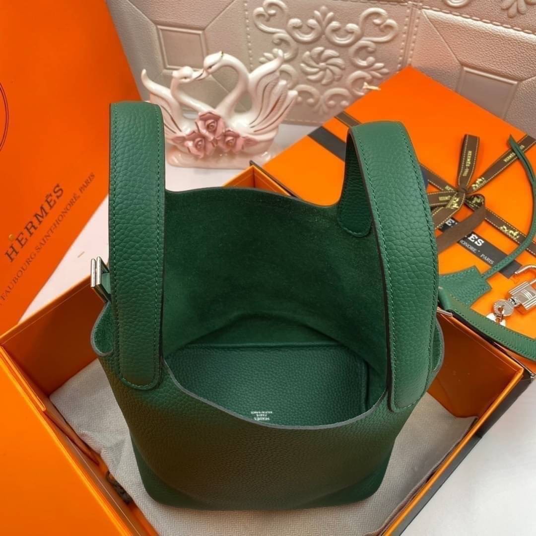 หนังแท้ Hermes Picotin Lock 18 bag กระเป๋าถือแบรนด์หรูระดับโลก งานเกรดออรินอล หนังแท้ทั้งใบ หนังมีลายทอริลลอนคล้ายของจริง มาพร้อมตัวล็อคเคลลี่ Kelly lock รูปทรงเรียบแต่หรู ใช้งานได้ทุกโอกาส ถือง่าย ใช้งานง่าย ภายในโล่งกว้าง ภาพสินค้าถ่ายจากงานขายจริง ใช้ง
