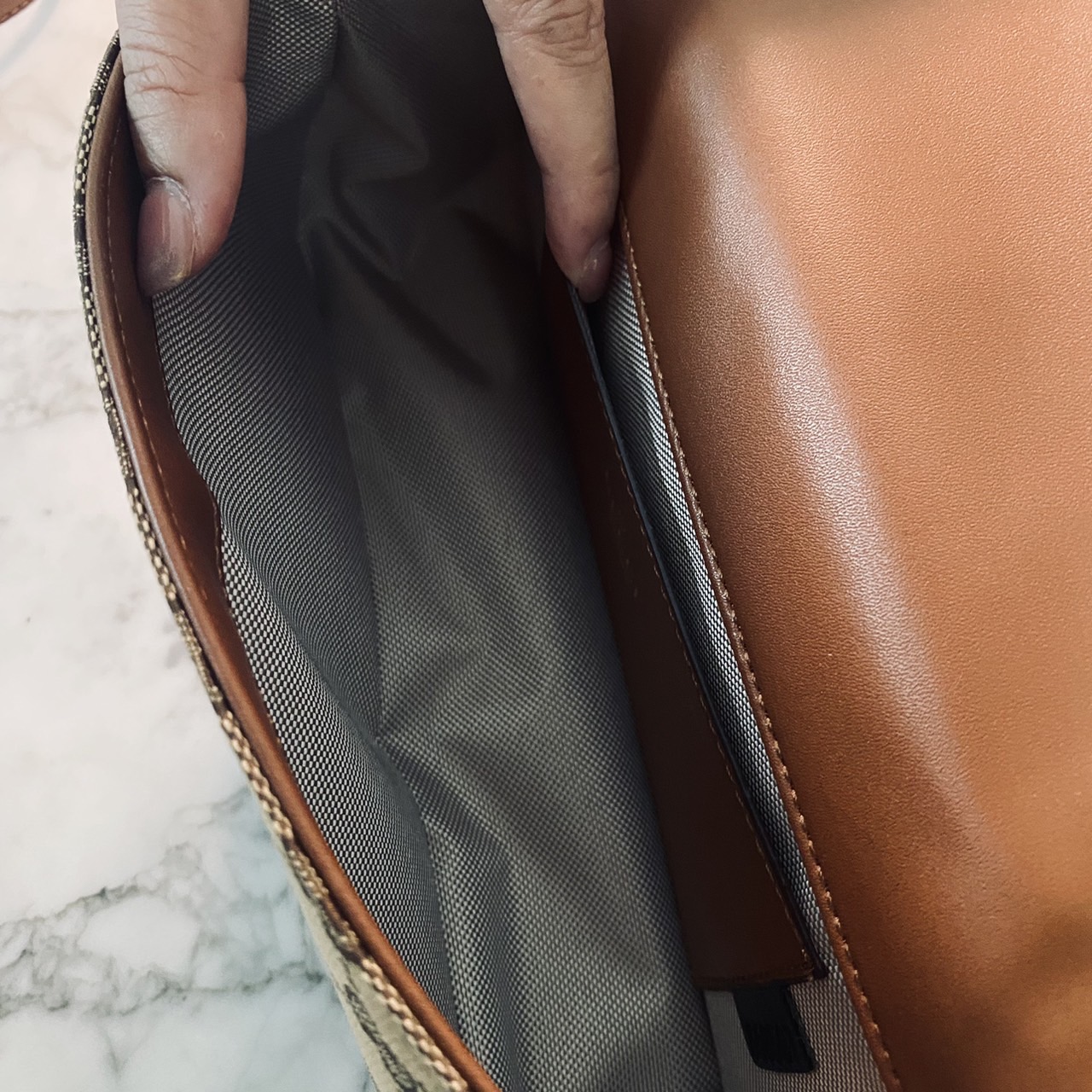 Gucci Blondie small top handle bag กระเป๋าสะพายรุ่นใหม่สุดไอคอนนิก งานหนังสวยมาก มีกลิ่นหอมอ่อนๆ เหมาะมากสำหรับของขวัญปีใหม่นี้ จะให้ตัวเองหรือให้เป็นของขวัญก็ดีงามมากๆ