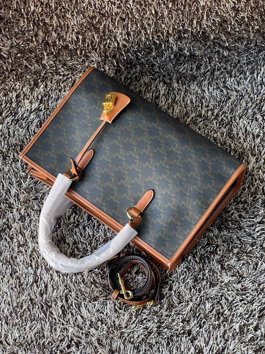 Celine Horizontal Cabas In Triomphe Canvas / Celine tote bag สายชอบพกของเยอะ ต้องหยิบของในกระเป๋าบ่อย รุ่นนี้ก็เป็นอีกตัวเลือกที่น่าสนใจค่ะ เพราะนอกจากจะจุของได้เยอะแล้วดีไซน์ยังเรียบสวยมีกลิ่นอายความวินเทจ อีกทั้งขนาดกระเป๋าใหญ่กำลังดีไม่เกะกะ เคลื่อนไหว