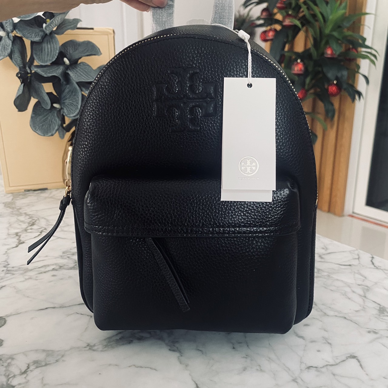 ory Burch Thea Mini Backpack คอลเลคชั่นใหม่ กระเป๋าเป้ไซส์มินิน่ารัก งานหนังเต็มใบสีดำสุดคลาสสิก ไอเท็มเด็ดที่ใครๆก็ต่างรอคอย!! ภายในเป็นช่องโล่ง ใส่ของสำคัญได้สบายๆ สายสะพายสามารถปรับได้ ใบนี้คุ้มค่าราคามากๆ