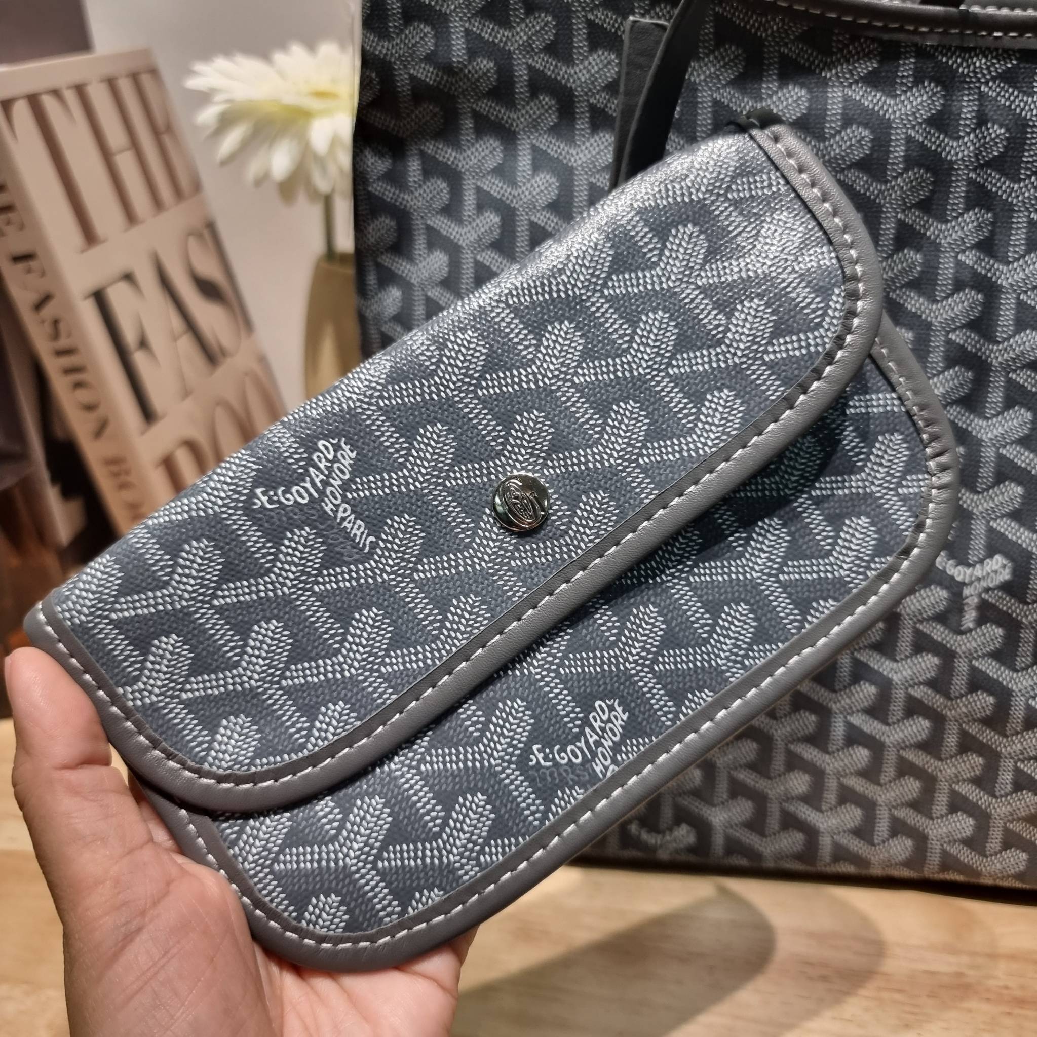 GOYARD BOHEME HOBO BAG / GOYARD HOBO กระเป๋าสะพายทรงโฮโบ ใบใหญ่จุใจ!! มาครบสีขายดี เลิศทุกสี รูปทรงคลาสสิค ดีไซน์เป็นเอกลักษณ์ วัสดุหนังแคนวาสพิมพ์ลายสวยคม ปากกระเป๋ามีซิปเปิด-ปิดกันของหล่นได้ ภายในโล่งกว้างมาก มาพร้อมสายคล้องในตัว ทนทาน สะพายสวยๆได้ทุกวั