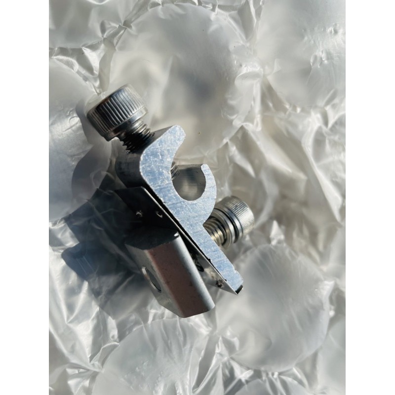 Ground lug คลิปล็อกสายกราวด์ สำหรับยึดสายดินกับโครงสร้างราง