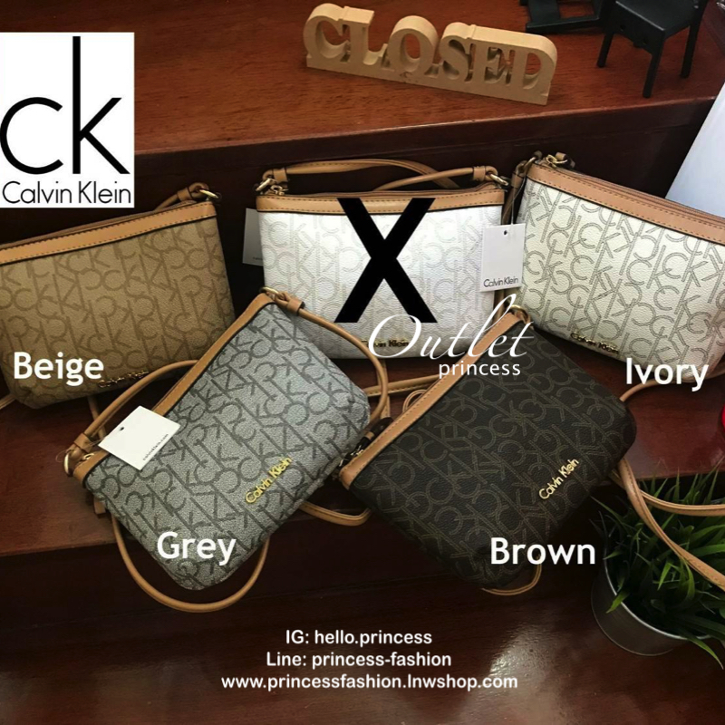 Calvin klein mini crossbodyBag กระเป๋าสะพายทรงครอสบอดี้ มีลายแบรนด์เป็นซิกเนเจอร์รอบใบทั้งภายในและภายนอก เปิดปิดด้วยซิปเดียวใช้งานง่าย ใบมินิน่ารัก ใส่ธนบัตร บัตรต่างๆ เครื่องสำอางค์ของจุกจิกได้ ต้องมีสะพาย นับเป็นตัวเลือกที่น่าสนใจสำหรับคนที่กำลังมองหากร