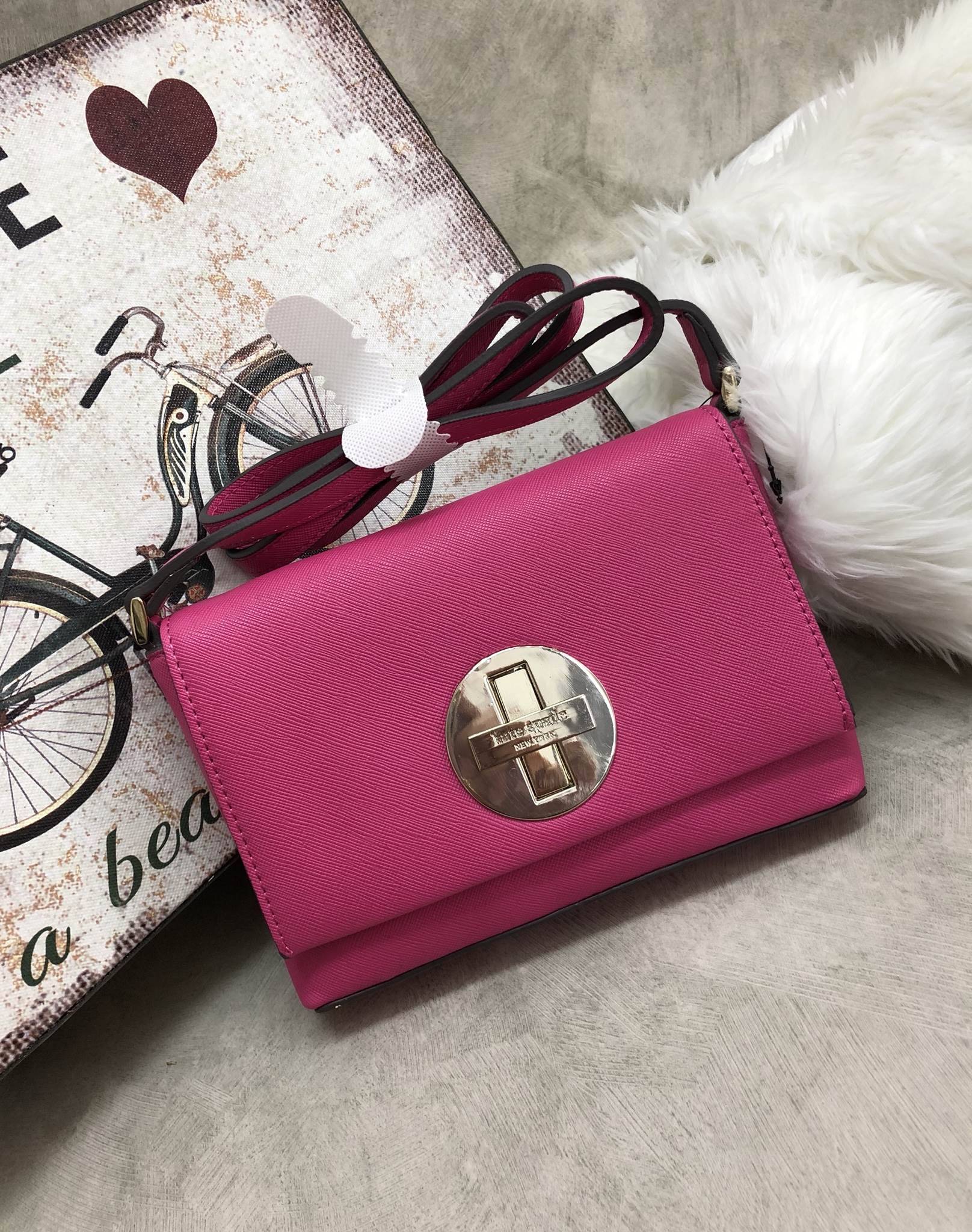 New in !!! รุ่นหายาก Kate spade new york crossbody bag พร้อมส่งค่ะ กระเป๋าสะพายข้างแบบครอสบอร์ดี้ วัสดุหนังซาฟเฟียโน่ ทรงเก๋ เปิดปิดกระเป๋าแบบตัวล็อคอะไหล่แบรนด์ทองหรูมากๆ ด้านในโล่ง ใส่มือถือ i6,6splus,7,7plus,8,plus,iX,สมุดธนาคาร บอกเลยได้เยอะจ้าา มีช่อ