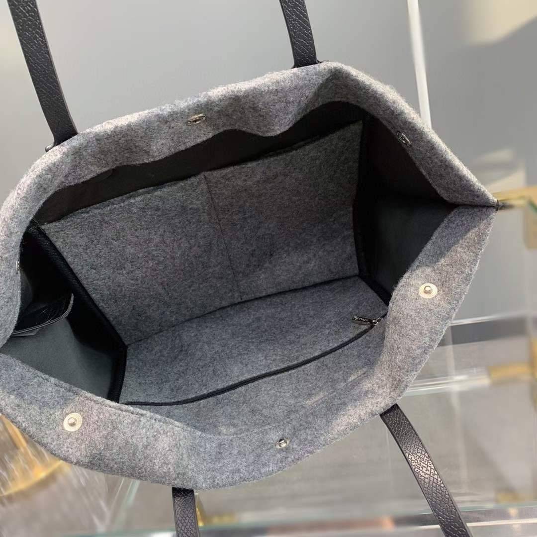 LONGCHAMP ROSEAU ESSENTIAL Shopping bag กระเป๋า Tote วัสดุผ้าขนสัตว์ ซับในผ้าฝ้ายที่จับด้านบนหนังวัว กระเป๋าสะพายใบนี้มีขนาดพอเหมาะ ดีไซน์หรูหรานี้สามารถสะพายไหล่หรือถือในมือก็ได้ นุ่มและน้ำหนักเบา