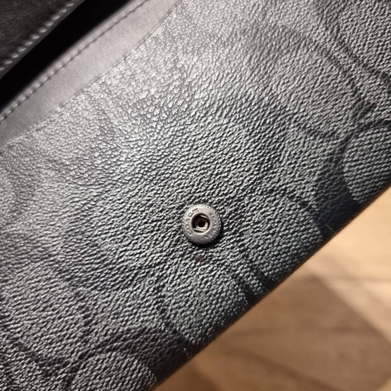 COACH F30205 FLAP PHONE WRISLET IN SIGNATURE CANVAS กระเป๋าสตางค์ 2IN1 มาอีกแล้วจ้า ความคลาสสิคที่จับต้องได้ ใช้งานได้สะดวกกว่าเดิม วัสดุหนังแคนวาสเคลือบลาย ภายในใส่ธนบัตร ใส่บัตรได้เยอะ มีช่องซิปแยก ใส่โทรศัพท์ได้ มาพร้อมสายคล้องมือ ใส่แขนไว้กันหล่นหาย ห