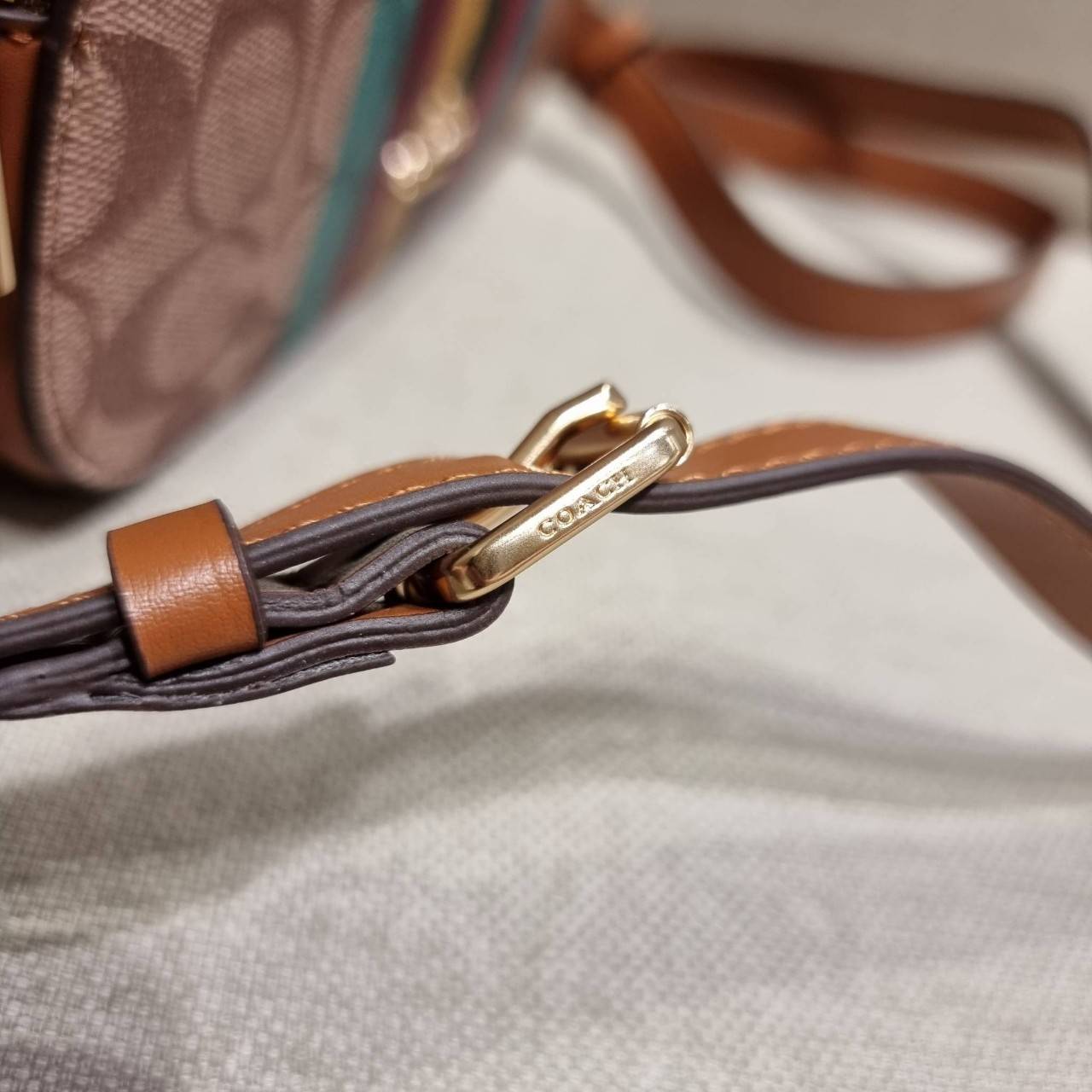 COACH C5642 SERENA SATCHEL IN SIGNATURE CANVAS WITH STRIPE ดีไซน์ stripe ที่แสนจะโดดเด่น กับคอลเลคชั่นยอดฮิต ที่ sold out ไปแล้วในหลายประเทศ!! กระเป๋าสะพายข้างทรงสวย ลุคผู้ดี วัสดุหนังแคนวาสสลับหนังแท้ เปิด-ปิดด้วยซิป 2 ช่องหลัก ภายในเป็นช่องโล่ง เก็บของไ