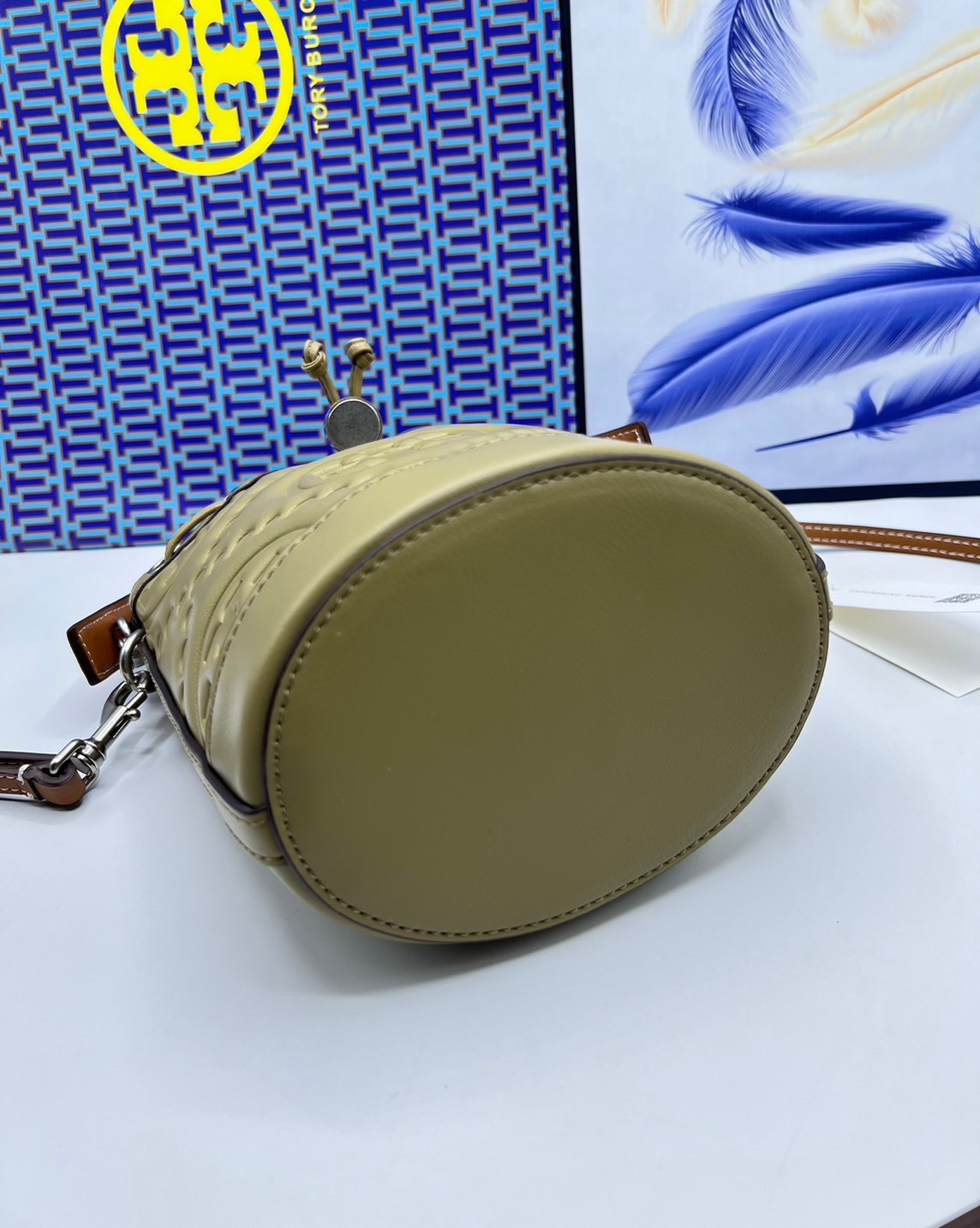 6 สี Tory Burch Puffy Mini / Tory burch T Monogram Puffy Patent Mini Bucket Bag / Tory Bucket Bag กระเป๋าบัคเกต size เล็ก โดดเด่นด้วยโลโก้ตัวนูนปั๊มด้านหน้า