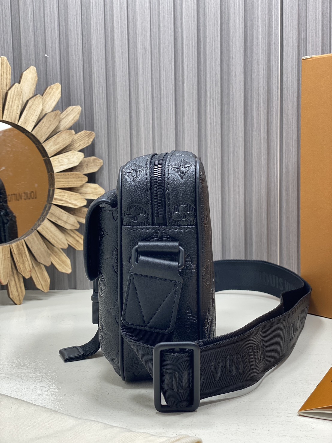 TOP ORI หนังแท้ | LV Getaway Messenger Bag กระเป๋าสะพายทรงแมสเซนเจอร์ ขนาดกะทัดรัดเพรียวบางตอบโจทย์การใช้งานเป็นได้ทั้งกระเป๋าเพาช์และกระเป๋าแมสเซนเจอร์ งานหนัง Monogram Shadow ผสานการประทับลาย Monogram อย่างกลมกลืน