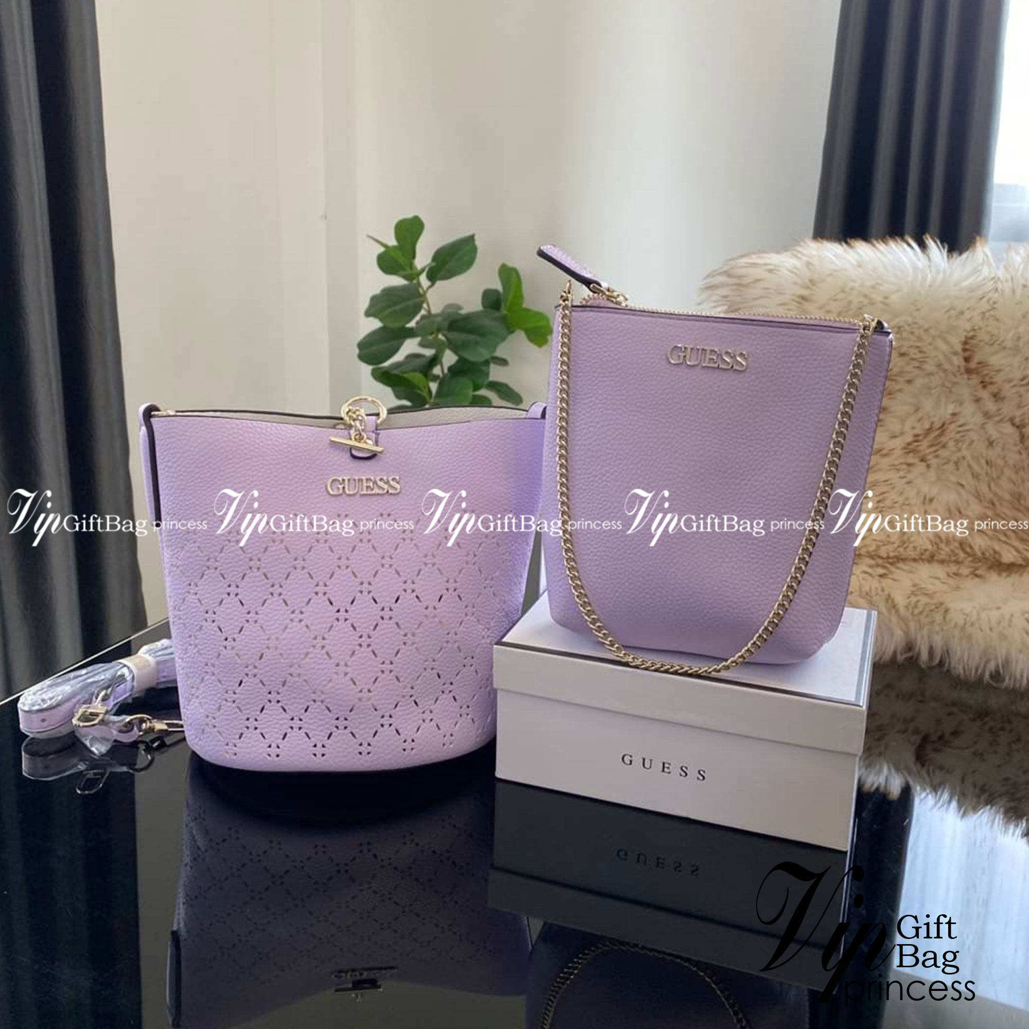 Guess Amara Bucket Handbag ซื้อ 1 ได้ถึง 2 กระเป๋ารุ่นใหม่ล่าสุดทรงถังสุดน่ารัก พิมพ์ลายรอบใบ วัสดุหนังนิ่มคุณภาพดี นิ่ม น้ำหนักเบา ด้านหน้าประดับด้วยโลโก้แบรนด์สวยโดดเด่น เปิด-ปิดด้วยด้วยตัวคล้องอะไหล่เงินสะดวกใช้ ด้านในโล่ง มีสายยาวปรับระดับได้มาให้ มาพ