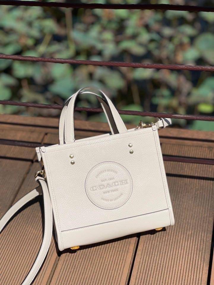 ใหม่ล่าสุด อดใจยังไงไหว COACH Dempsey Field Tote 22 C5268 โทนสีขาวล้วน ดำล้วน สุดคลาสสิก พร้อมส่งความสวยที่ไทยค่ะ! กระเป๋าทรง Tote ขนาดพอเหมาะลำตัว พกพาง่ายสะดวกได้กับทุกๆวัน ด้านหน้าปั้มโลโก้แบรนด์ตัวใหญ่สวยค่ะ;เปิดปิดกระเป๋าแบบกระดุมแม่เหล็ก ภายในใส่กระ