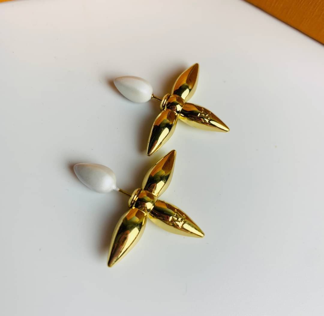 LV earring / Louis Vuitton earring ต่างหูหลุยส์ เกรดออริจินอล งานเคลือบโลหะทอง ไม่ลอกไม่ดำ เงาสวยคล้ายของจริงมากที่สุด สวยหรูหรา ผู้ดี ไฮโซสุดๆ งานเล่นไฟสวยมากค่ะ คอนเฟิม !!!!! เกรดสั่งทำแบบละเอียดที่สุด เก็บรายละเอียดครบ ปั้มโลโก้ สวยมากค่ะ