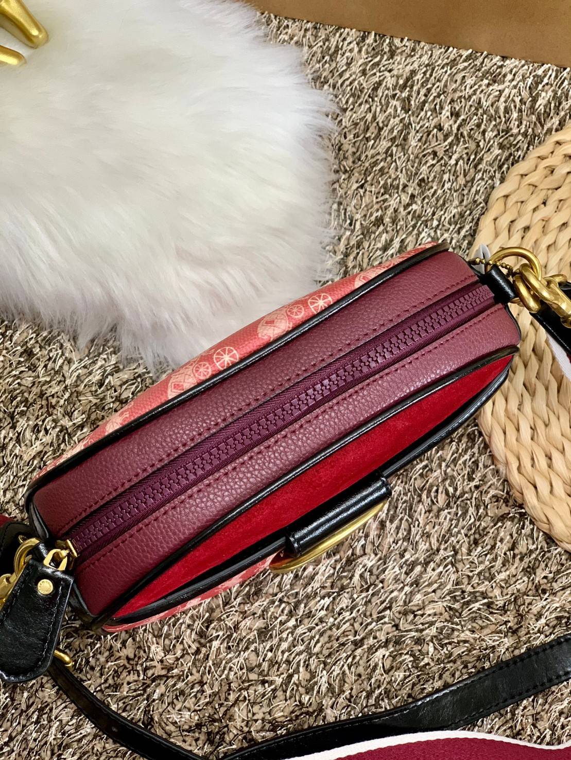 COACH KAT CROSSBODY WITH HORSE AND CARRIAGE PRINT ((88480//88544)) พร้อมส่งค่ะ! กระเป๋าสะพายแบบครอสบอดี้ร์ หนังแท้อย่างดี ตัวกระเป๋าเก๋ด้วยการพิมพ์ลายรถม้าค่ะ ด้านหน้ามีช่องกระดุมแม่เหล็กสำหรับใส่ของจุกจิกได้ พร้อมโลโก้แบรนด์สุดหรู