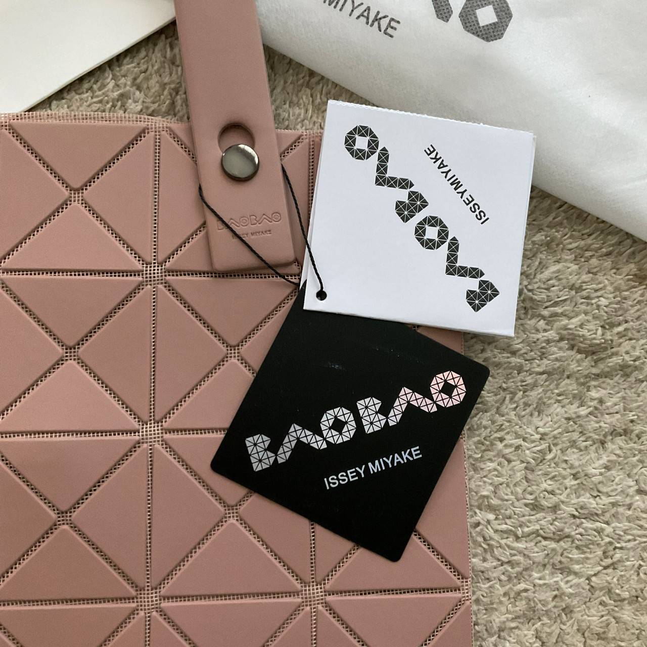 BAO BAO ISSEY MIYAKE LUCENT ONE-TONE กระเป๋าสะพายไหล่ ทรงโท้ท ใบใหญ่สวยมาก ปรับได้หลายทรงตามเอกลักษณ์เฉพาะของแบรนด์นี้ วัสดุ 100% POLYESTER PARTLY: SYMYHETIC LEATHER ด้านในใส่ของได้เยอะมาก ใส่ไอแพด สมุดโน้ตได้สบายเลย วัยทำงานหรือวัยนักศึกษา อย่างน้อยต้องม