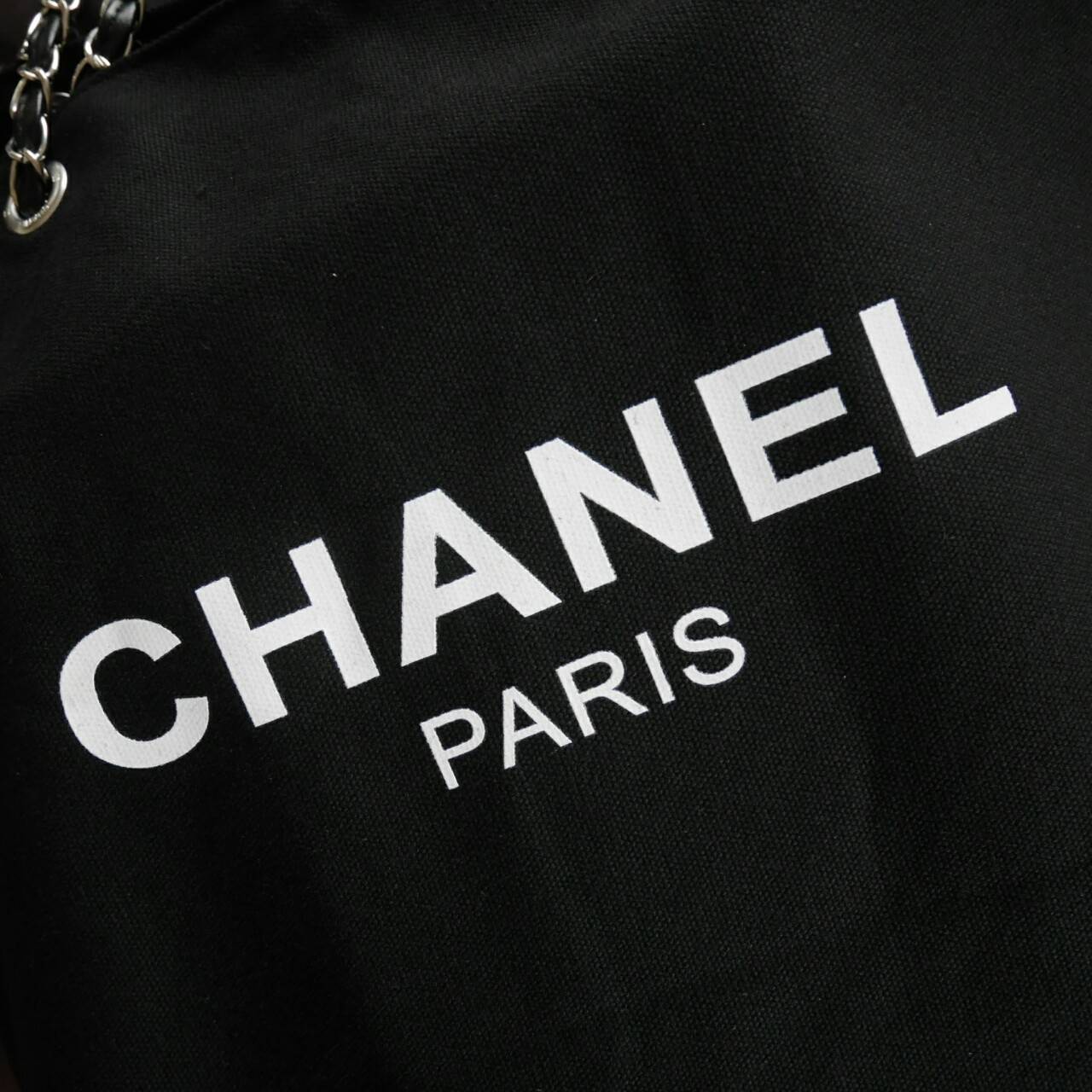 New Arrival!! พร้อมส่งที่ไทย ตามคำเรียกร้อง CHANEL VIP CANVAS TOTE BEAUTY GIFT TOTE CANVAS SILVER HARDWARE CHAIN STRAPS วัสดุทำจาก #ผ้าแคนวาสหนา บุด้วยผ้าซับอีกชั้น ด้านหน้ามีโลโก้แบรนด์ ตรงอะไหล่ปั้มแบรนด์ทุกจุด ตัวสายทำจากโซ่ เรียบ หรู ดูดี ใส่ของได้เยอ