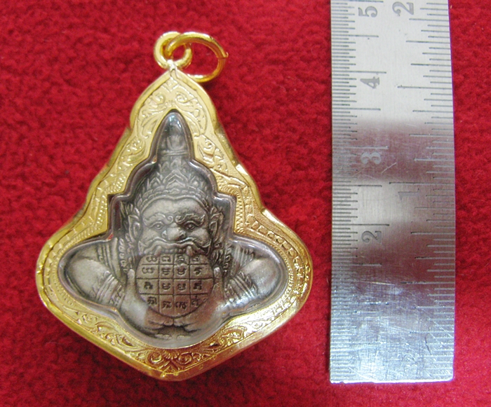 สินค้าหมดค่ะ จี้พระราหูอมจันทร์ สองหน้า เนื้อเงินเลี่ยมทองไมครอนพร้อมใบคาถาค่ะ