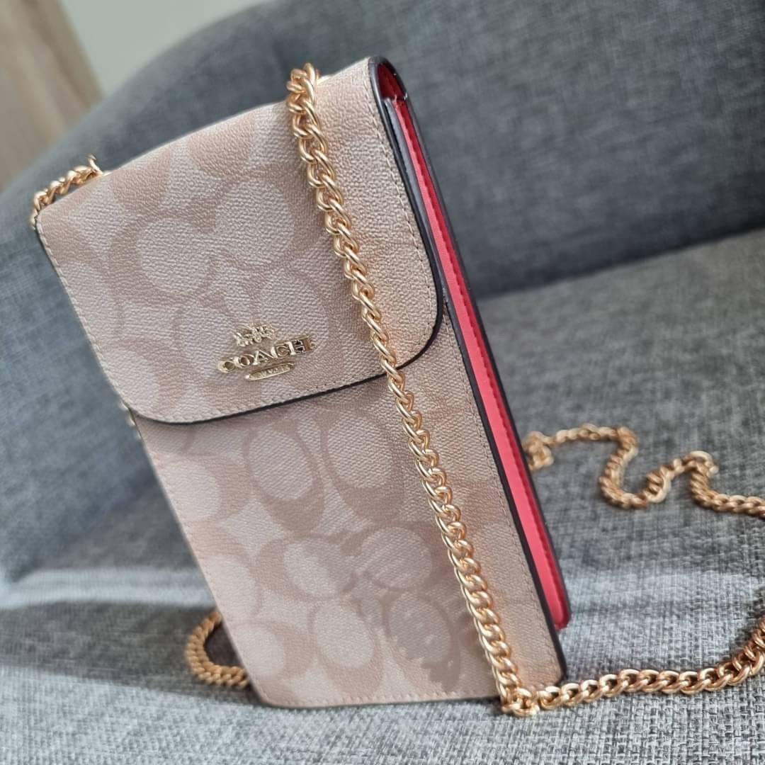 COACH NORTH/SOUTH PHONE CROSSBODY IN SIGNATURE CANVAS F55636 F39955 สุดคลาสสิคกับกระเป๋าสะพายเอนกประสงค์ Case phone ใส่โทรศัพท์มือถือได้ทุกรุ่น ดีไซน์ลายเอกลักษณ์ วัสดุหนังแคนวาสเคลือบลาย ฝาและภายในเป็นหนังสังเคราะห์เรียบ เปิด-ปิดด้วยกระดุม สายสะพายยาวประ