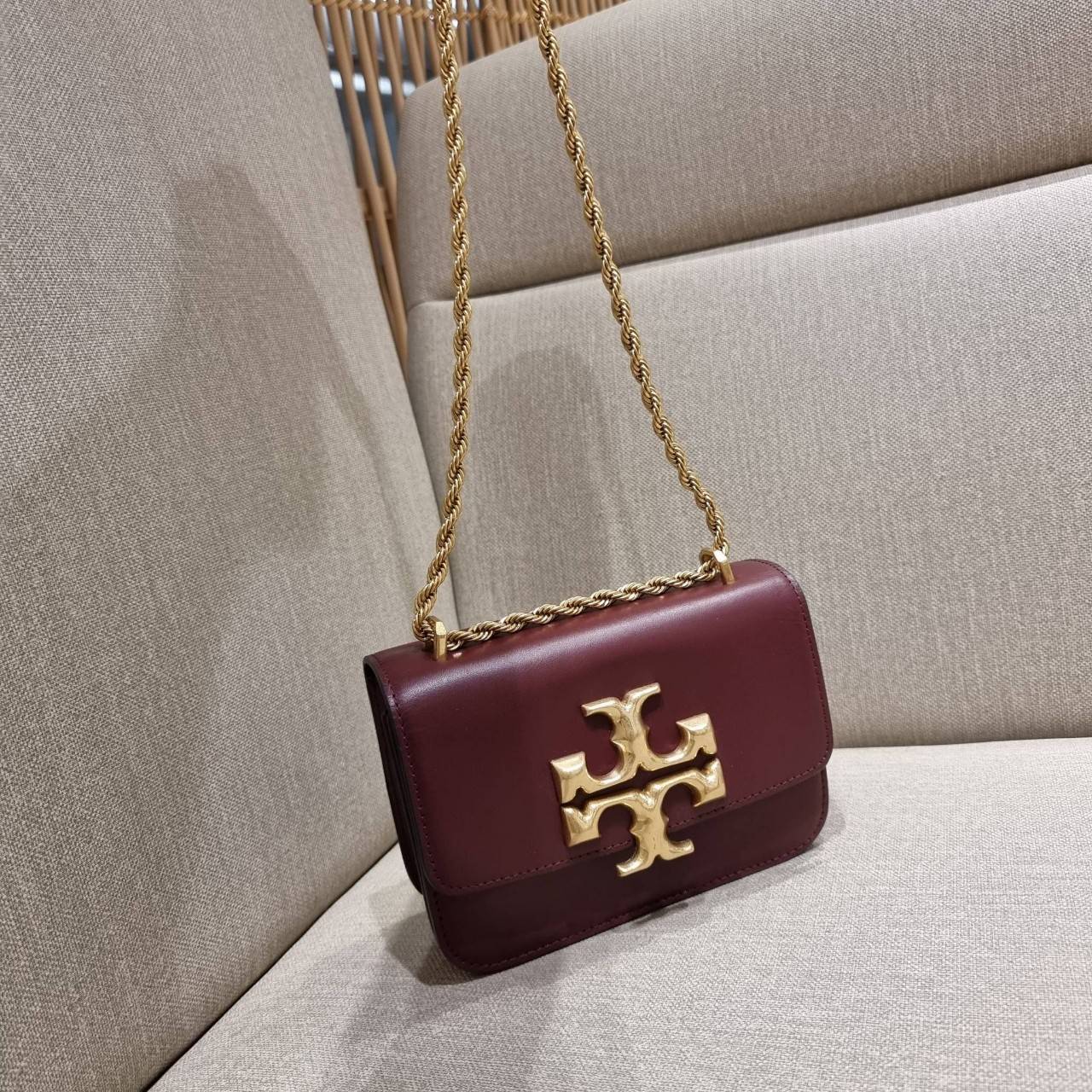 TORY BURCH ELEANOR SMALL CONVERTIBLE SHOULDER BAG ฮอตไอเท็ม รุ่นนี้ขายดีขายหมด คัมแบค!! สวยหรู คุณหนู ผู้ดี!! หายากมากที่สุด!! กระเป๋าสะพายข้าง ดีไซน์อยู่ทรง ขนาดกำลังสะดวกใช้สำหรับสาว วัสดุหนังแท้เต็มใบ สีทูโทน เปิด-ปิดด้วยแถบแม่เหล็ก ภายในแบ่งสัดส่วนได้