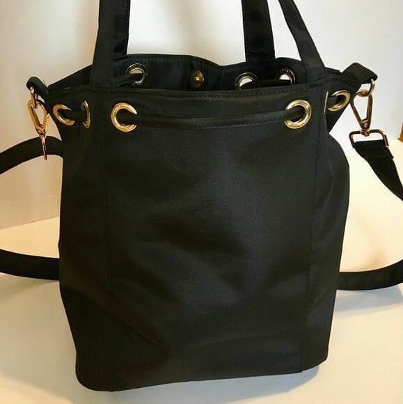 CHANEL New Black Sequins Bucket Bag กระเป๋าฟรีเมี่ยมชาแนลทรงขนมจีบหูรูด ปากกระเป๋าปิดด้วยแม่เหล็กดู ใช้แบบถือหรือสะพายข้างก็ได้ค่ะ ภายในมีช่องซิปเล็กไว้แยกเก็บของจุกจิก สายถอดออกและปรับระดับได้ค่ะ ผ้าสีดำปักเลื่อมโลโก้แบรนด์ สวยงามมากๆ ใช้ได้หลายโอกาส