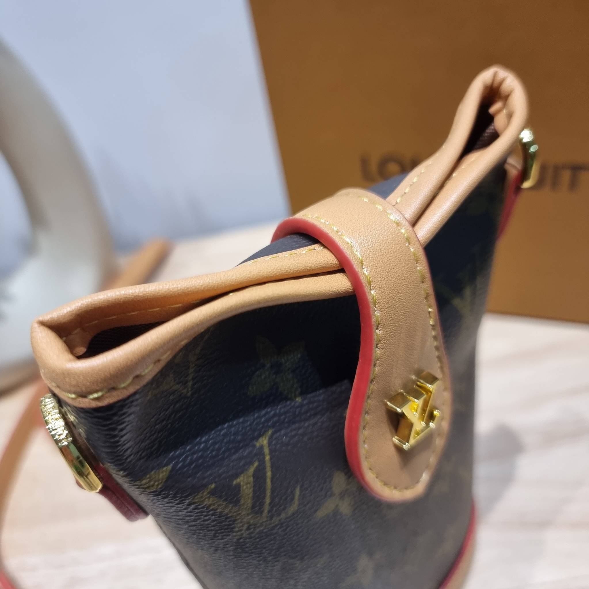 LV FOLD POUCH กระเป๋าสะพายไซส์มินิ น่ารักน่าใช้ มีความกะทัดรัด ไม่เกะกะ แต่สามารถใส่ของจำเป็นได้ ใส่โทรศัพท์ กระเป๋าสตางค์ใบเล็กได้ รูปทรงสวย วัสดุหนังแคนวาส ปากกระเป๋ามีกระดุมแม่เหล็กคาด ใช้งานได้สะดวกยิ่งขึ้น ภายในเป็นช่องโล่ง มาพร้อมสายครอสถอดออกได้ ปร