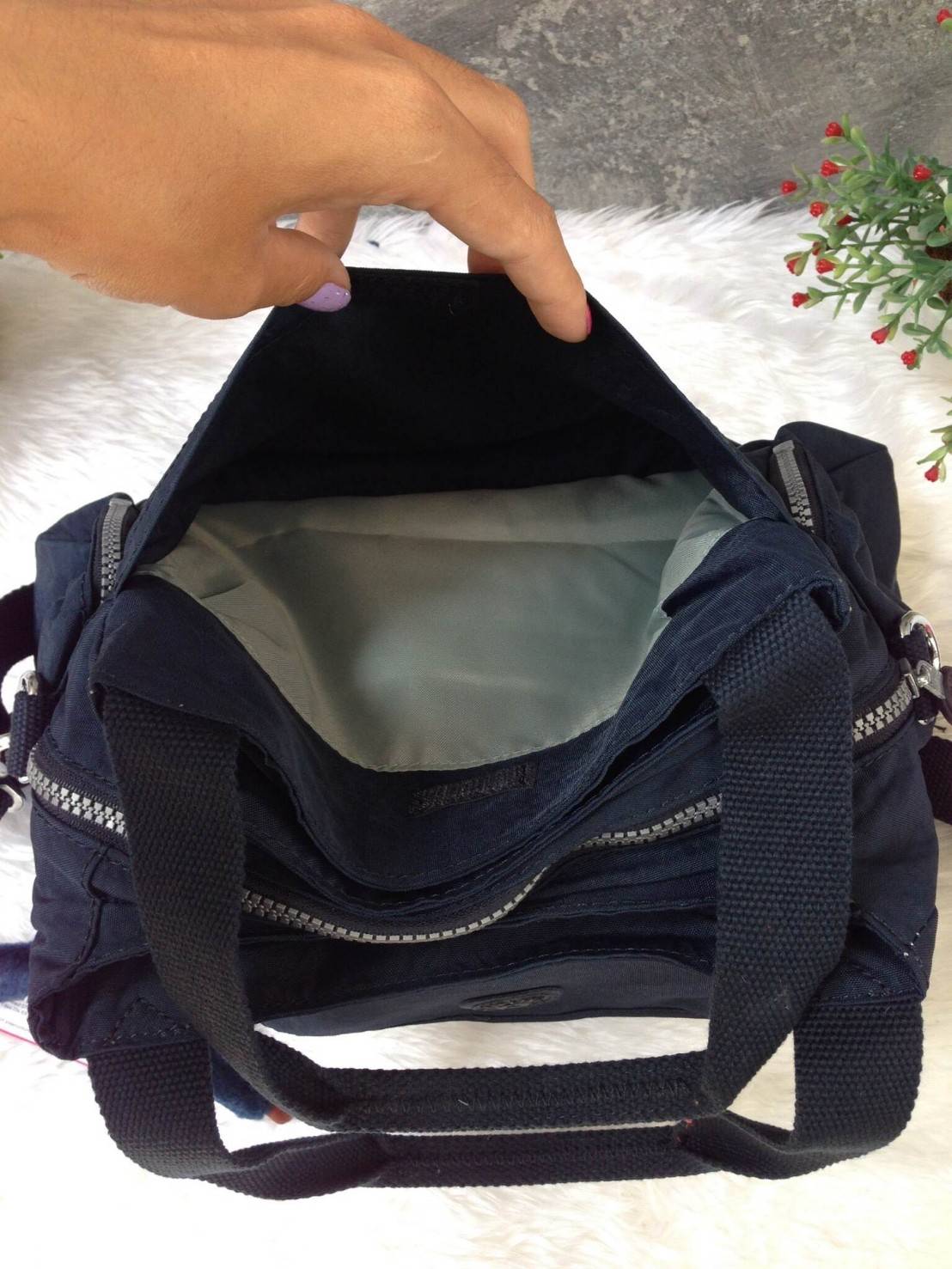 KIpling Felix Large Handbag Bag กระเป๋าถือหรือสะพายสไตล์ลำลองวัสดุ Nylon + Polyester 100% น้ำหนักเบามีหูหิ้วเเละสายสะพายยาวเลื่อนปรับระดับได้ถอดได้ เปิดปิดด้วยซิปสะดวกใช้ โลโก้เเบรนด์ มีช่องแบ่งถึง3ช่องเเยกเป็นสัดส่วน ด้านหน้าและด้านหลังมีช่องใส่ของเปิดปิ