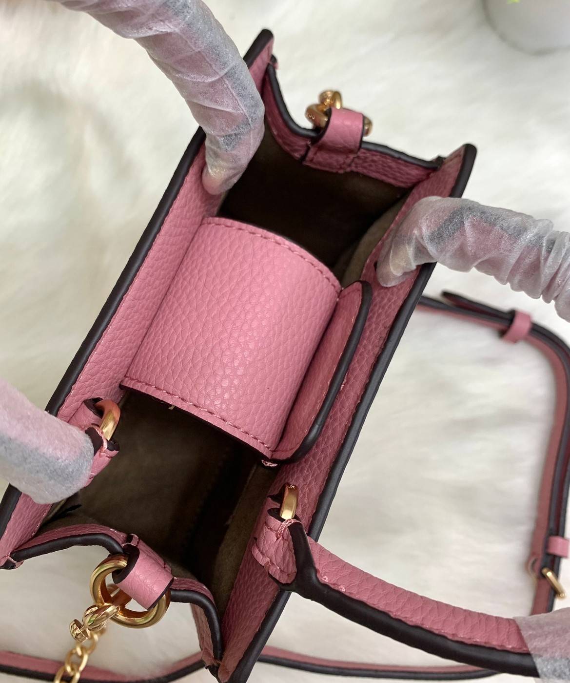 COACH MINI PEPPER CROSSBODY WITH HEART PETAL PRINT ((C7599)) พร้อมส่งที่ น้องใหม่ล่าสุดค่าา! กระเป๋าสะพายครอสบอดี้ร์ หรือหิ้วออกงานก็สวยไม่น้อยทีเดียวค่ะ หนังแท้นิ่มสวย ตัวกระเป๋าทำลายดอกหัวใจได้สวยงามน่าใช้มากๆเลยค่ะ