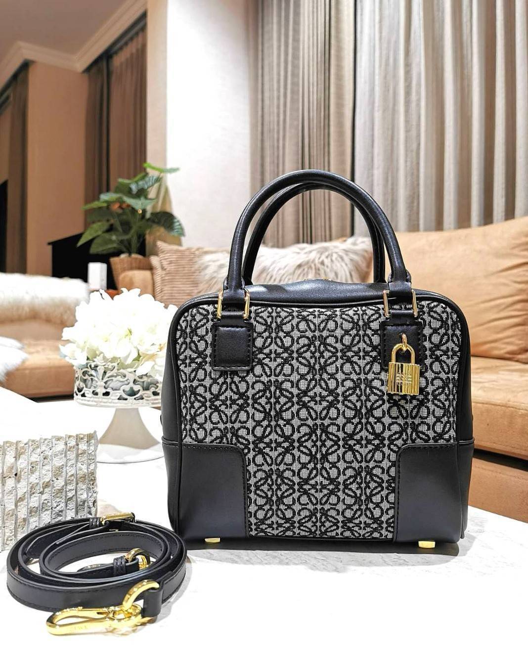 LOEWE ANAGRAM BAG VIP GIFT WITH PURCHASE (GWP) พรีเมี่ยมกิ๊ฟ Limited จาก LOEWE PERFUME DUTYFREE ไอเท็มใหม่! ดีไซน์สวยหรูคงเอกลักษณ์ด้วยวัสดุ Anagram Canvas Jacquard Fabric ผสมผสานหนังแท้ Calfskin ลงตัวสุดคลาสสิค เปิดปิดด้วยซิปแบรนด์อะไหล่ทองขนาดกำลังดี น้