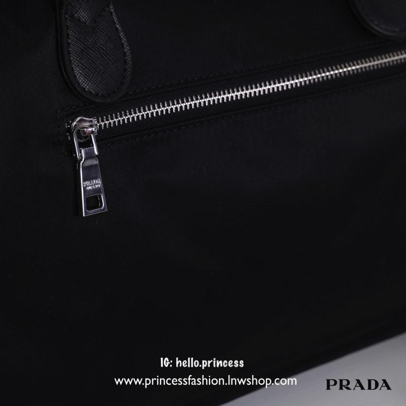 Prada Nylon Travel Bag สินค้า Premium gift จากเค้าเตอร์แบรนด์ต่างประเทศ แท้💯 กระเป๋าเดินทางทรงหมอนสุดฮิต วัสดุผ้า nylon เนื้อหนา คุณภาพดี อะไหล่เงินสวยหรู ตามแบบฉบับแบรนด์ ด้านหน้าประดับ logo brand ช่องหลักเปิดปิดด้วยซิป ภายในโล่งกว้างจุได้เยอะแบบ