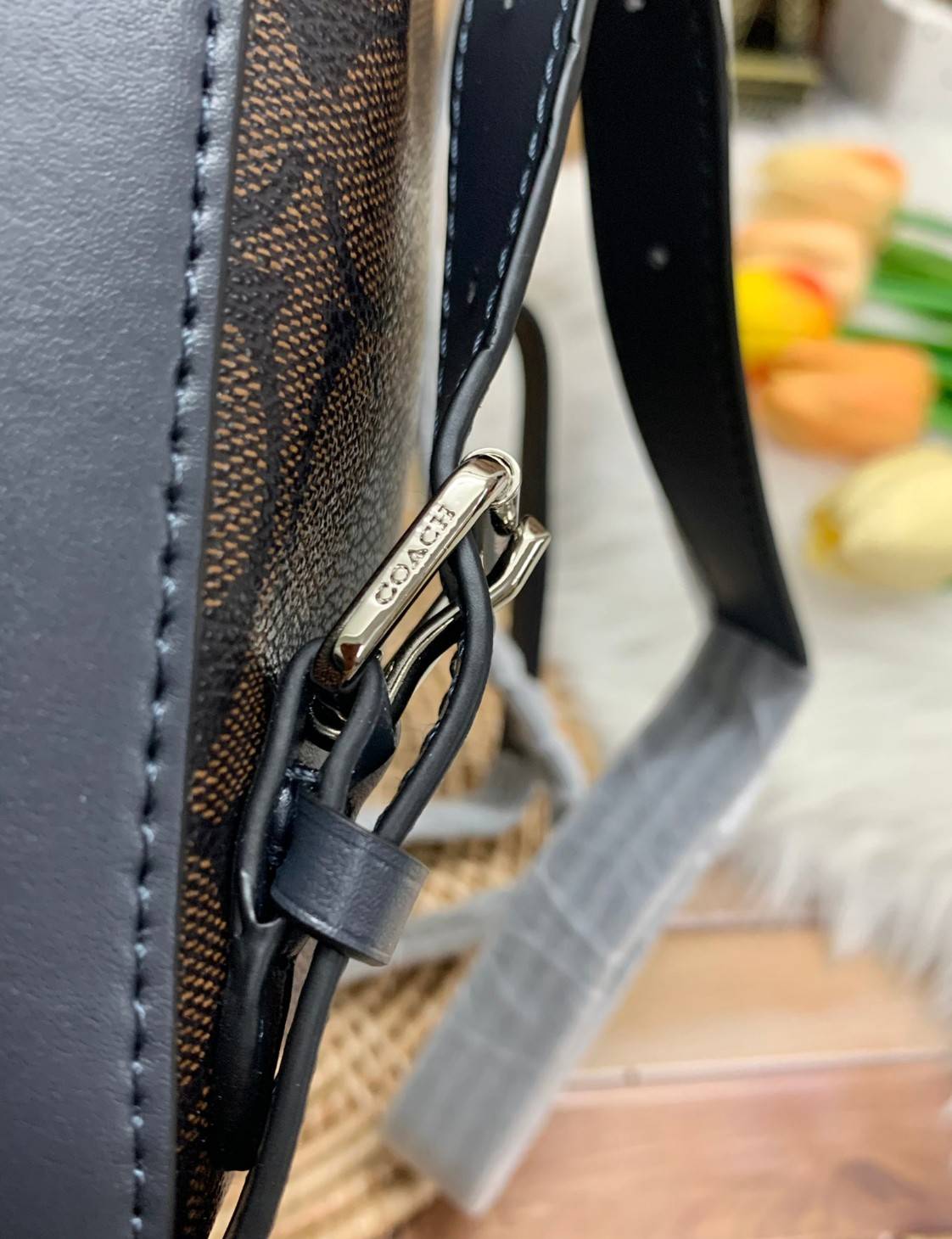 COACH JORDYN BACKPACK IN BLOCKED SIGNATURE ((76622//76624//76715)) พร้อมส่ง กระเป๋าสะพายหลังแบบมีหูหิ้ว หนังแท้ หนังนิ่มอย่างดีเลยค่า ด้านหน้ามีช่องซิปหนึ่งช่องสำหรับใส่ของจุกจิกนะคะ เปิดปิดช่องหลักแบบซิปคู่ หัวซิปมีหนังห้อยมาให้ ภายในกระเป๋าโล่งใส่สัมภาร