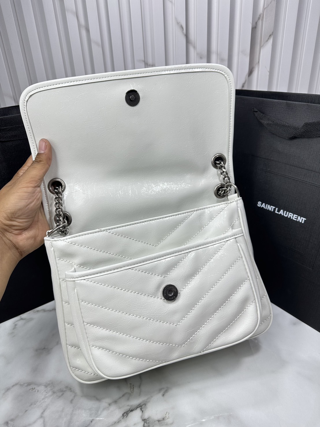 medium YSL Niki shoulder bag 11" กระเป๋าสะพายทรงคลาสสิค รุ่นยอดนิยมของแบรนด์ที่ใครๆก็ต้องมีใช้ ดีไซน์เรียบหรู