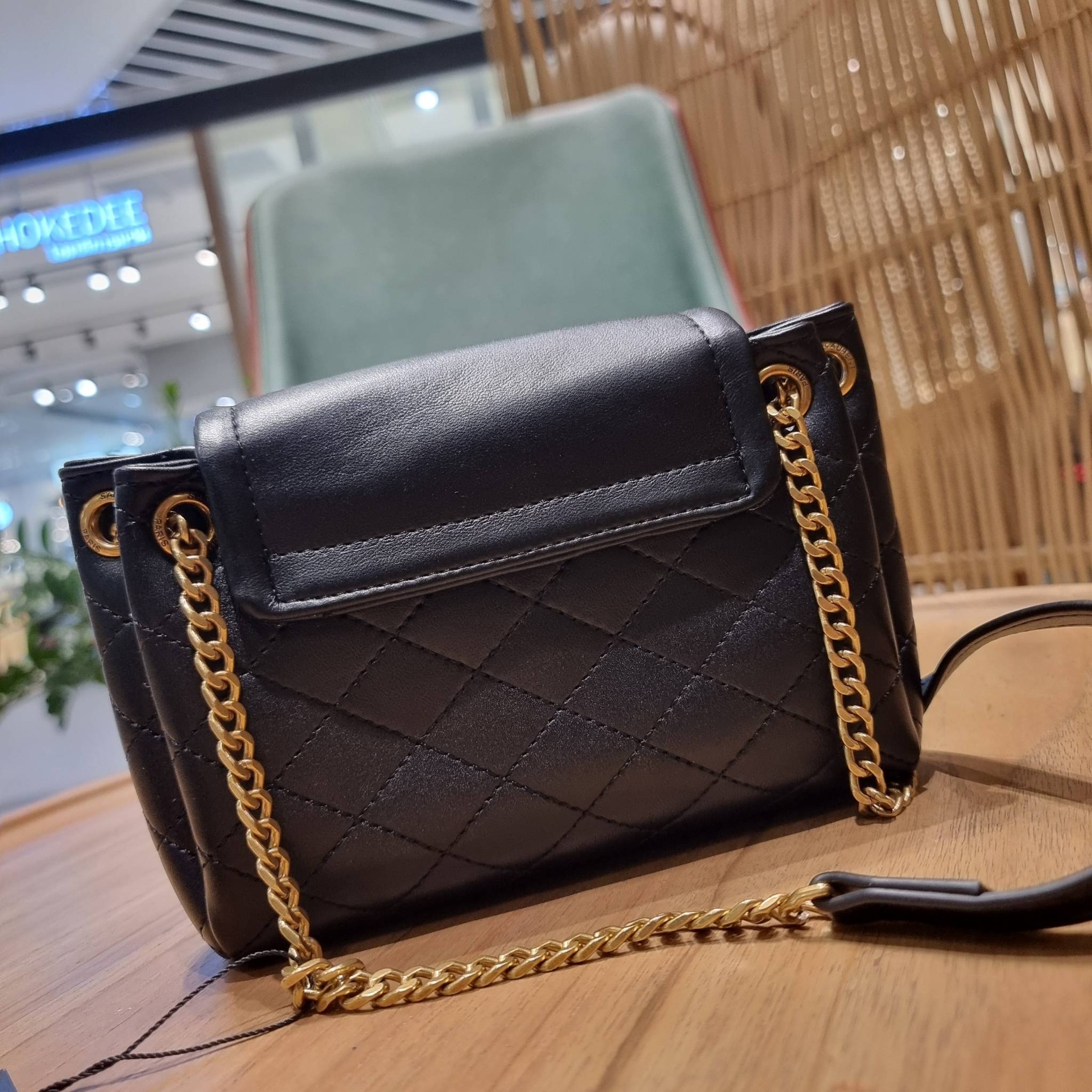 Yves Saint laurent mini nolita in lambskin / YSL mini nolita น้องสาวคนสวยที่ต้องตาเมื่อแรกเห็น กระเป๋าสะพายดีไซน์หรู ไซส์มินิ แบรนด์นี้ไม่เคยทำให้ผิดหวังจริงๆ ด้วยดีเทลความเรียบง่ายแต่มีความหรูอยู่ในตัว วัสดุหนังแกะ สัมผัสดีงามมากๆ เปิด-ปิดด้วยกระดุมแม่เห