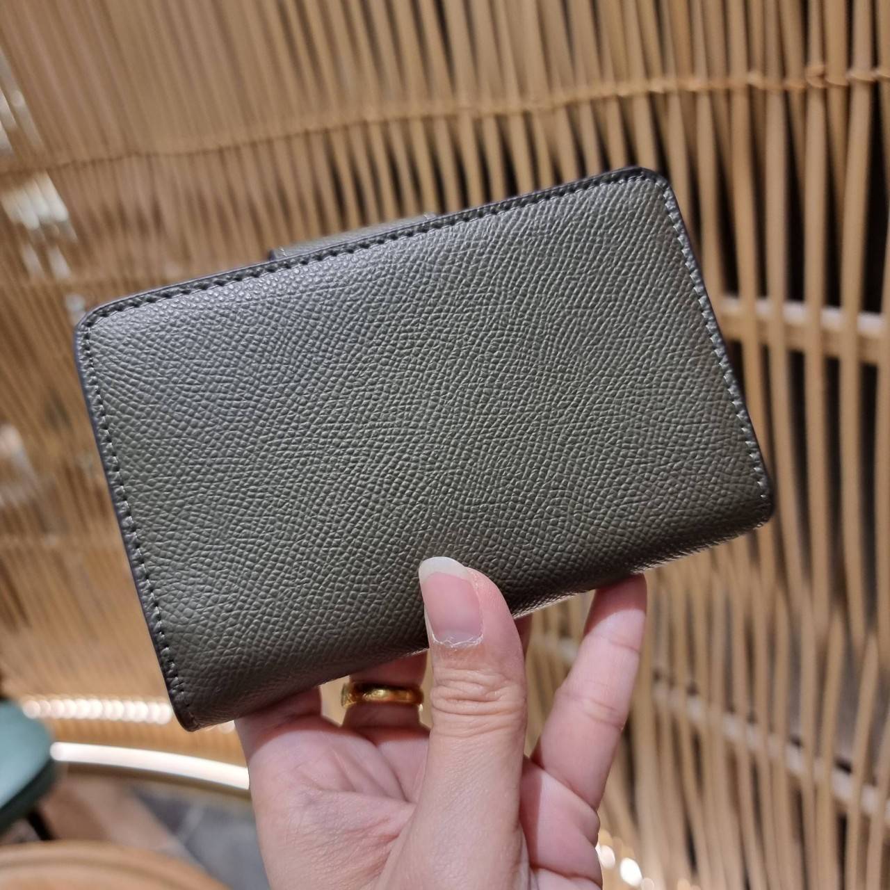 COACH 6390 MEDIUM CORNER ZIP WALLET เดอะเบสท์รุ่นที่สาวๆตามหา!! ดีไซน์ใหม่ สวยสะกด!! กระเป๋าสตางค์ใบกลาง สีคลาสสิค เรียบแต่แฝงความหรู บอกเลยว่ามันละมุนมาก!! ด้วยวัสดุหนัง crossgrain ที่ดูแลรักษาง่าย และยังดูผู้ดี ถือใช้แล้วขับผิวทุกสี ภายในมีช่องใส่บัตรแล