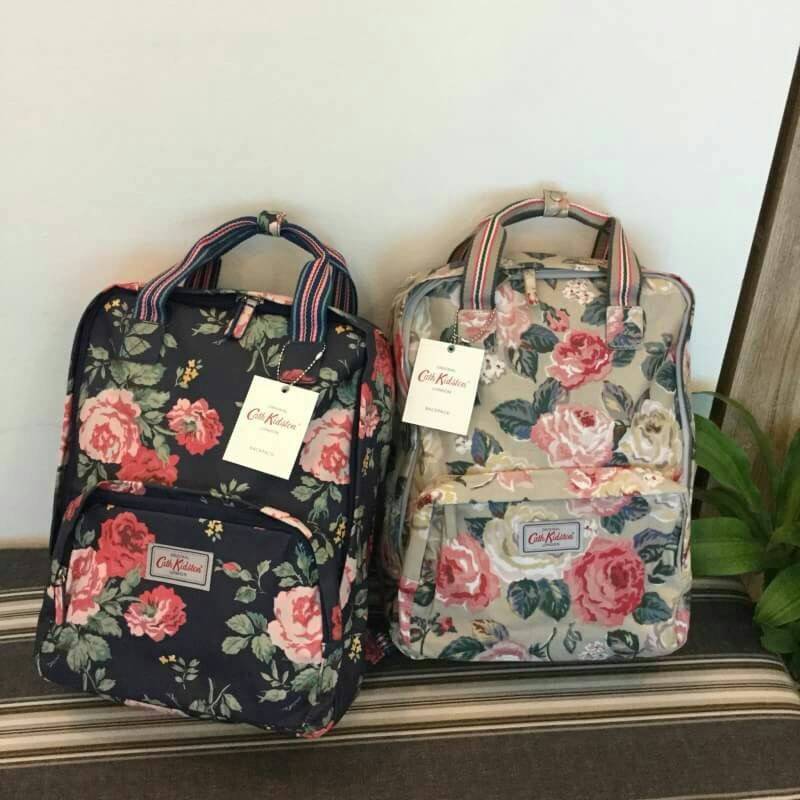 Cath Kidston Backpack Bag กระเป๋าสะพายสไตล์ vintage เป็นอีกรุ่นที่สาวๆ ถามถึงเยอะค่ะ วัสดุเป็น Canvas เคลือบ PVC กันน้ำ ทำความสะอาดง่าย น้ำหนักเบา เปิดปิดด้วยซิปรอบสะดวกใช้ ด้านหน้าประดับโลโก้ Cath Kidston พร้อมช่องซิปเล็กด้านนอกใส่กระเป๋าสตางค์ มือถือได้