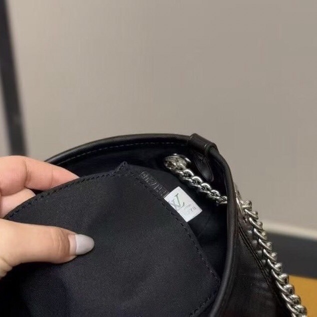 LV CarryAll Vibe BB ใหม่ล่าสุด กระเป๋าสะพายทรงโท้ทไซส์เล็ก สวยหรูดีไซน์เรียบง่ายคลาสสิค ดูผู้ดี รูปทรงสวยตลอดกาล ใช้ได้กับทุกลุค ทุกโอกาส