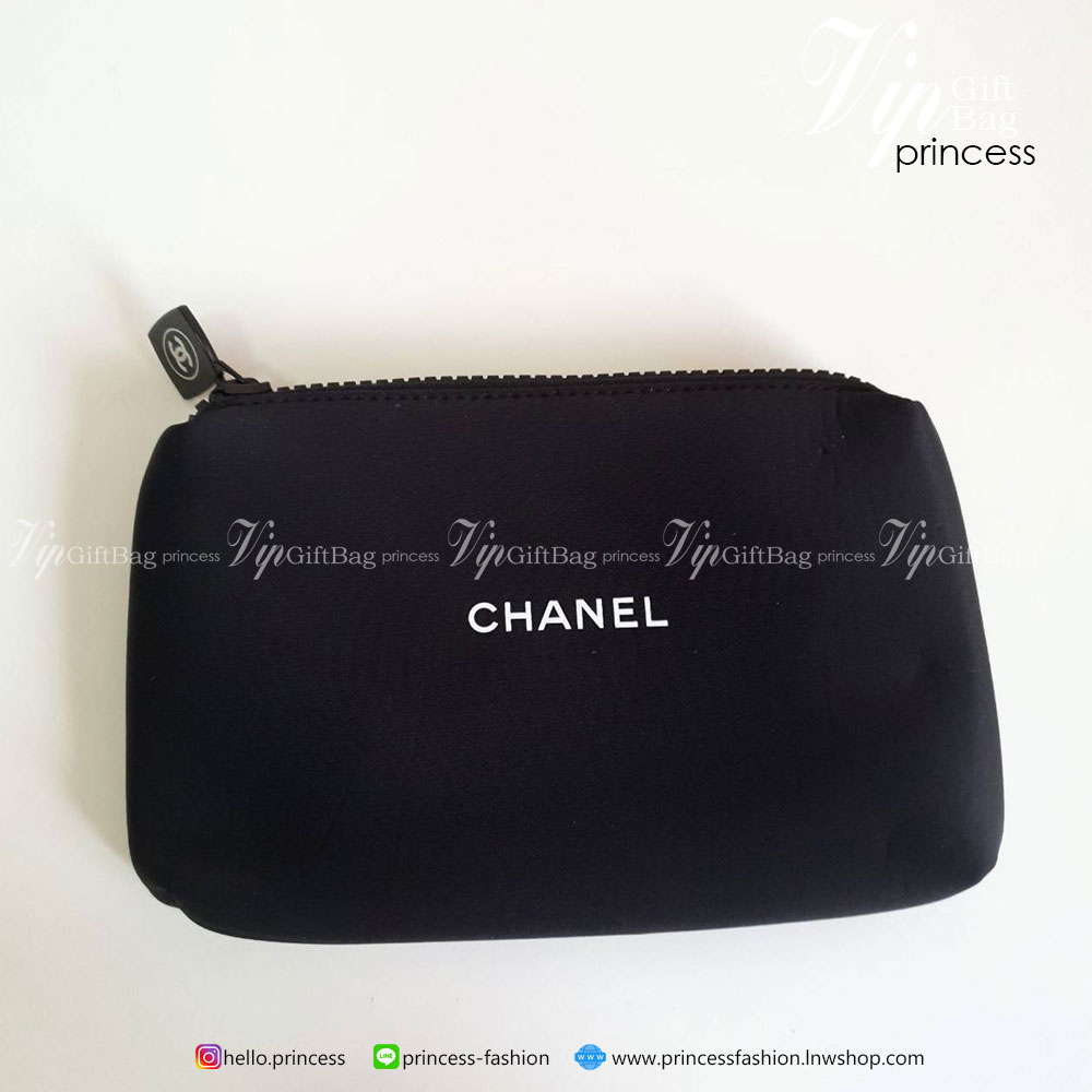 กระเป๋าอเนกประสงค์ Chanel งานพรีเมี่ยมกิ้ฟท์จากเคาเตอร์แบรนด์ดัง ของแท้จากแบรนด์ chanel ขนาดกะทัดรัด ผ้าโฟมนุ่มลื่นมือ ด้านหน้าสกรีนแบรนด์ ปิดเปิดด้วยซิปที่จับปั้มแบรนด์ ด้านในมีช่องใส่เครื่องสำอางค์ ของจุกจิกหรือโทรศัพท์ได้ทุกรุ่น ที่ควรมีไว้เป็นไอเท็มติ