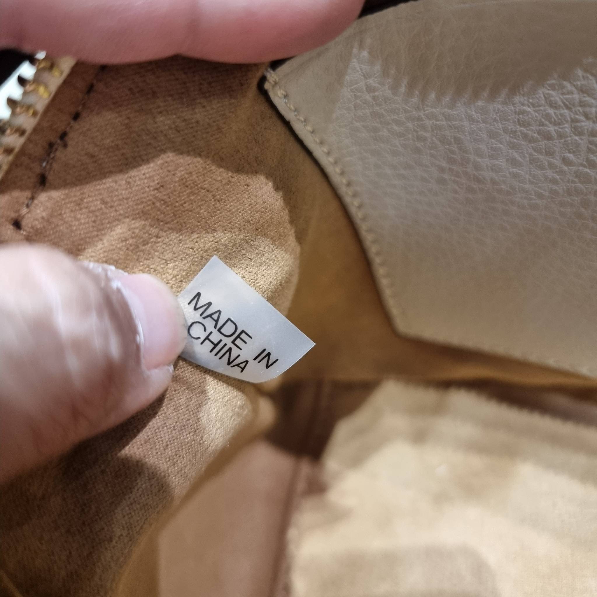 TORY BURCH MCGRAW WEDGE กระเป๋าสะพายไหล่ ทรงสวยไม่ซ้ำ ไม่เกร่อ!! สะดวกใช้งาน ดีไซน์เรียบแต่แฝงความหรู และคลาสสิคในตัว วัสดุหนังลูกวัว สัมผัสดี สวยคม เปิด-ปิดด้วยซิป ภายในเป็นช่องโล่ง มีช่องย่อยเก็บบัตร มาพร้อมสายสะพายในตัว ปรับได้อีกเล็กน้อย ไอเท็มนี้เหมา