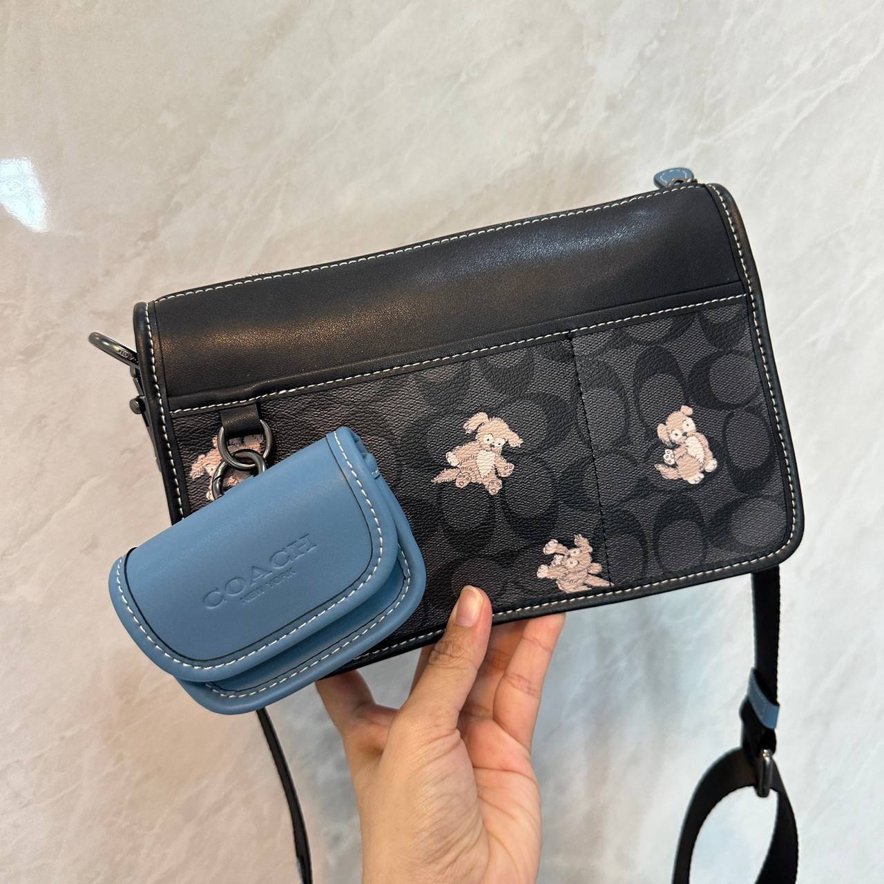 Coach Heritage Convertible Crossbody In Signature Canvas With Creature Print( cc131) กระเป๋าไฮบริดแบบถอดได้รุ่นใหม่ หล่อเท่ส์ สะพายสามารถสะพายทำงานดูดีสุดๆคะ มาพร้อมกระเป๋าใบเล็กห้อยสุดเก๋ วัสดุแคนวาสตัดขอบหนังแท้ เปิด ปิดด้วยซิป ซับในผ้า ด้านนอกกระเป๋าเป