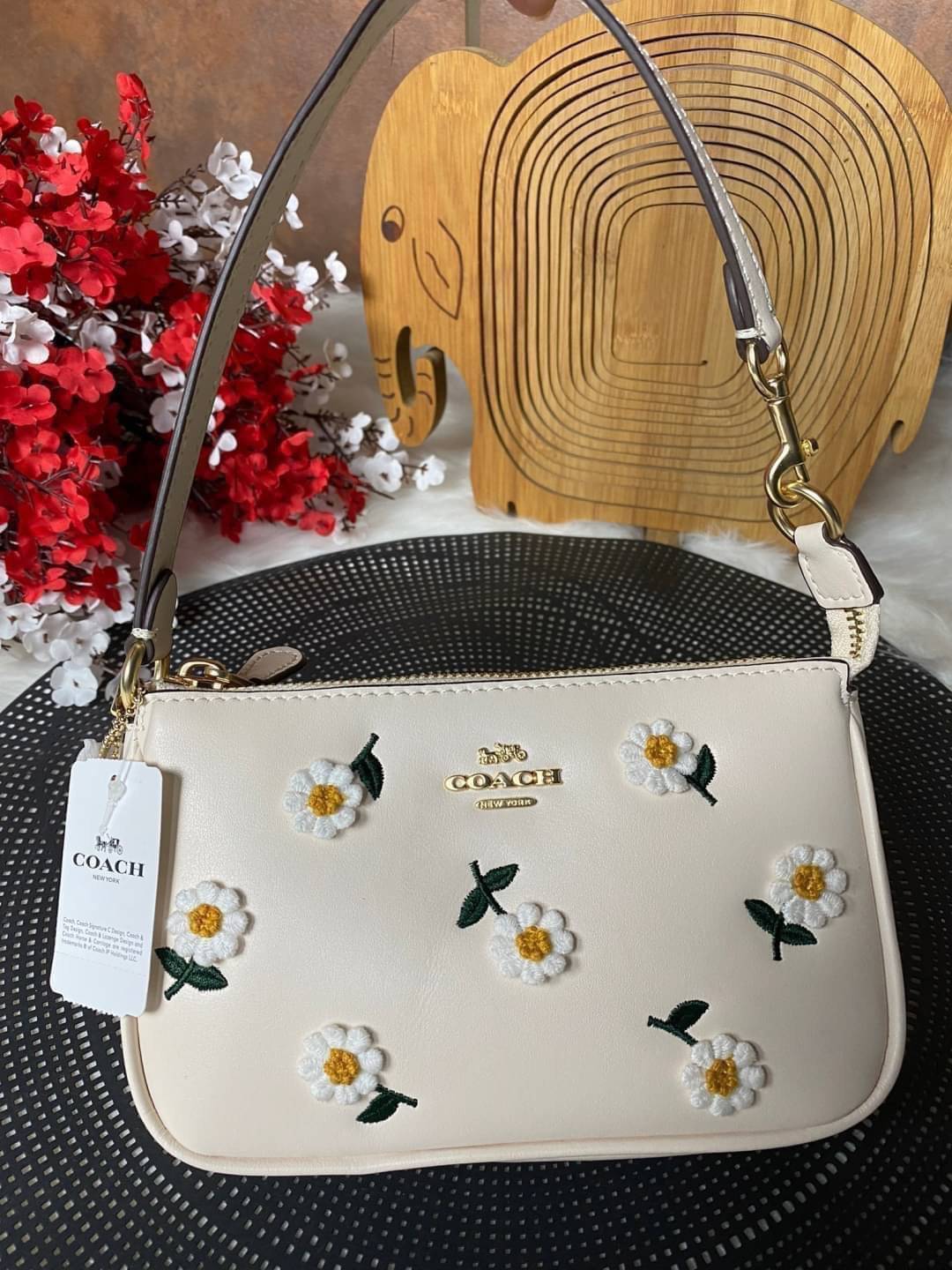 COACH NOLITA DAISY BAG (coach C3356) พร้อมส่งทันทีค่ะ! กระเป๋าหิ้ว//คล้องไหล่ หนังแท้เรียบสวย จุดเด่นด้านหน้าปักดอก Daisy แบบ3D นูนขึ้นมาสวยงามสะดุดดตามากๆค่ะ เปิดปิดกระเป๋าแบบซิป ภายในใส่มือถือได้ทุกรุ่น;กระเป๋าเงินใบกลางได้;มีช่องเสียบบัตร2ช่อง;และช่องใ