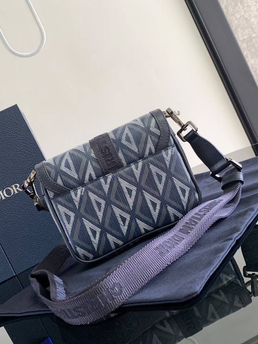 MINI DIOR HIT THE ROAD BAG / Dior Mini Messenger Bag / CD Diamond Messenger Bag ท็อปออริสลับแท้ เกรดดีสุด พร้อมส่ง กระเป๋าสะพาย รุ่นใหม่ล่าสุดคอล Summer 2023 ที่หนุ่มๆไม่ควรพลาด สวยหรูหราเป็นเอกลักษณ์แบรนด์