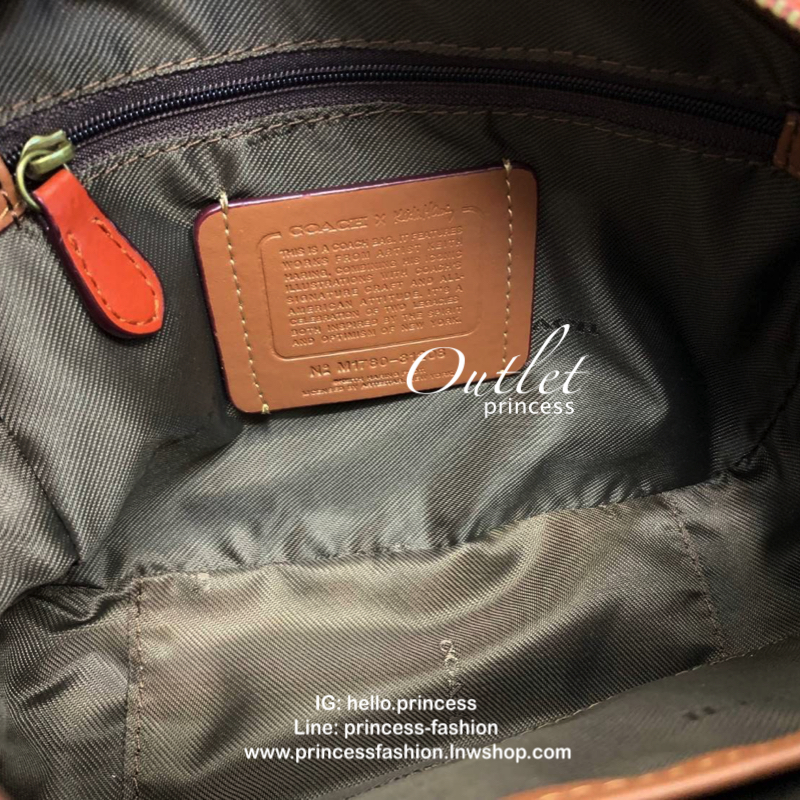 COACH CROSSBODY BOX BAG กระเป๋าสะพายข้าง crossbody วัสดุหนัง pvc. หนังนิ่ม คุณภาพดี ลาย signature brand ตัดขอบหนัง ด้านหน้า/ หลังมีช่องเเล็ก เปิดปิดกระเป๋าแบบซิป ภายในกว้าง ใส่ wallet ขนาดกลาง มือถือได้ทุกรุ่น และของใช้จุกจิกได้ พร้อมสายสะพายแบบโซ่ต่อหนัง