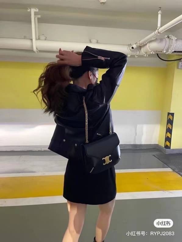 CELINE chain besace triomphe in shiny calfskin กระเป๋าสะพายสายโซ่ซีลีน รุ่นใหม่ล่าสุด อีกหนึ่งรุ่นในซีรีส์ Triomphe ที่ได้รับความนิยมอย่างมาก ด้วยรูปร่างทรงโค้งมนมีความคลาสสิกตามแบบฉบับแบรนด์