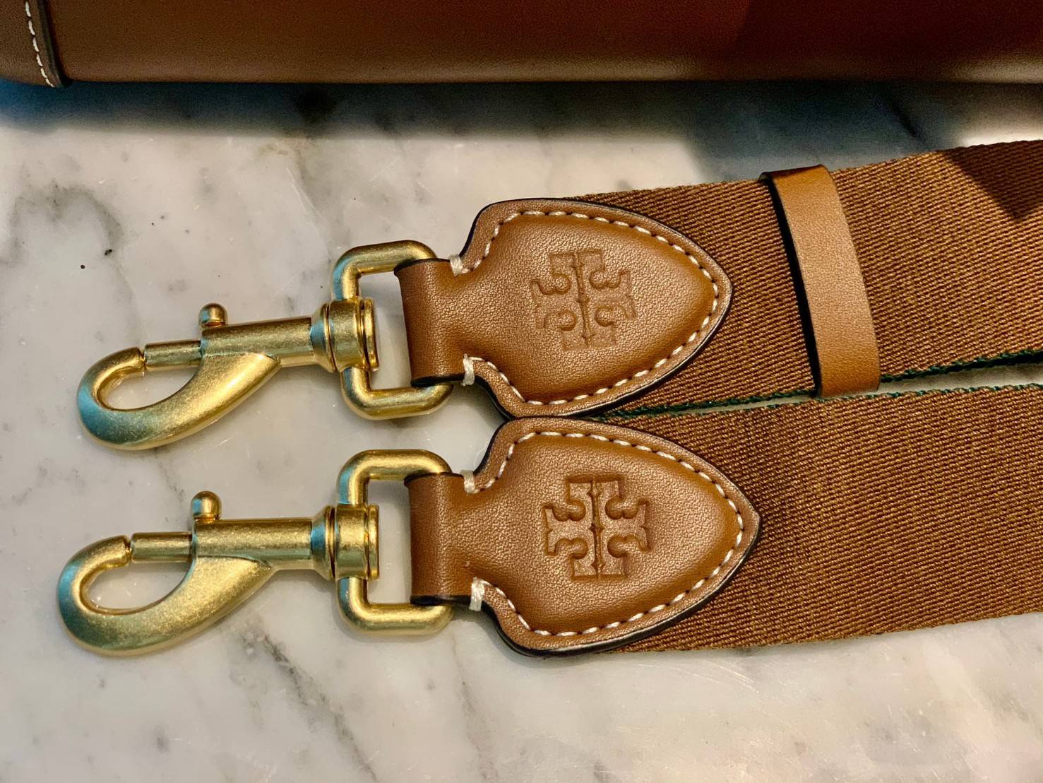 TORY BURCH T Monogram Color-block Barrel Duffle พร้อมส่งที่ไทย สวยก่อนใคร มี2ขนาด ไม่มีคือพลาดจร้าา😘 ✔️กระเป๋าทรงหมอน วัสดุหนังแท้ชั้นดีที่สุด หนังเรียบนิ่มสวย ✔️เปิดปิดกระเป๋าด้วยซิปคู่แบบมีหนังห้อย ภายในกว้างมากสำหรับไซด์นี้ หายห่ว