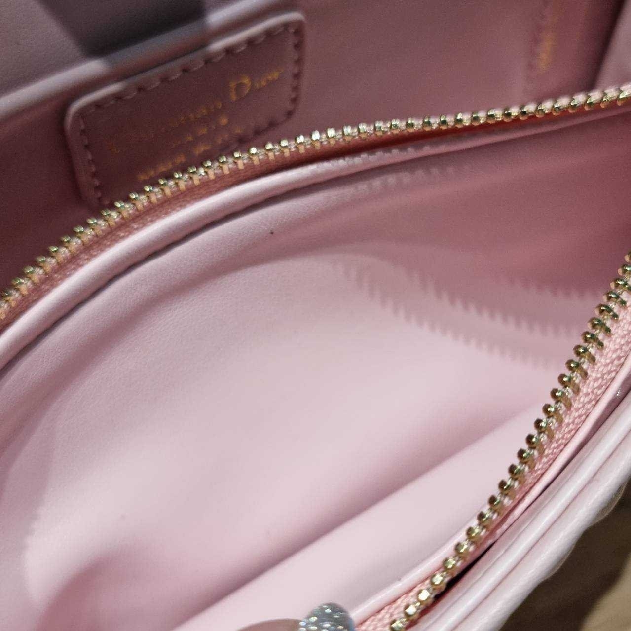 Dior Flap Bag / Quilted Miss Dior Allover Leather Bag กระเป๋าสะพายไหล่สุดลัคชู หรูหราเกินเรื่อง ดีไซน์ใหม่สวยงามด้วยดีเทลฝีเย็บและลายหนังปั๊มนูน