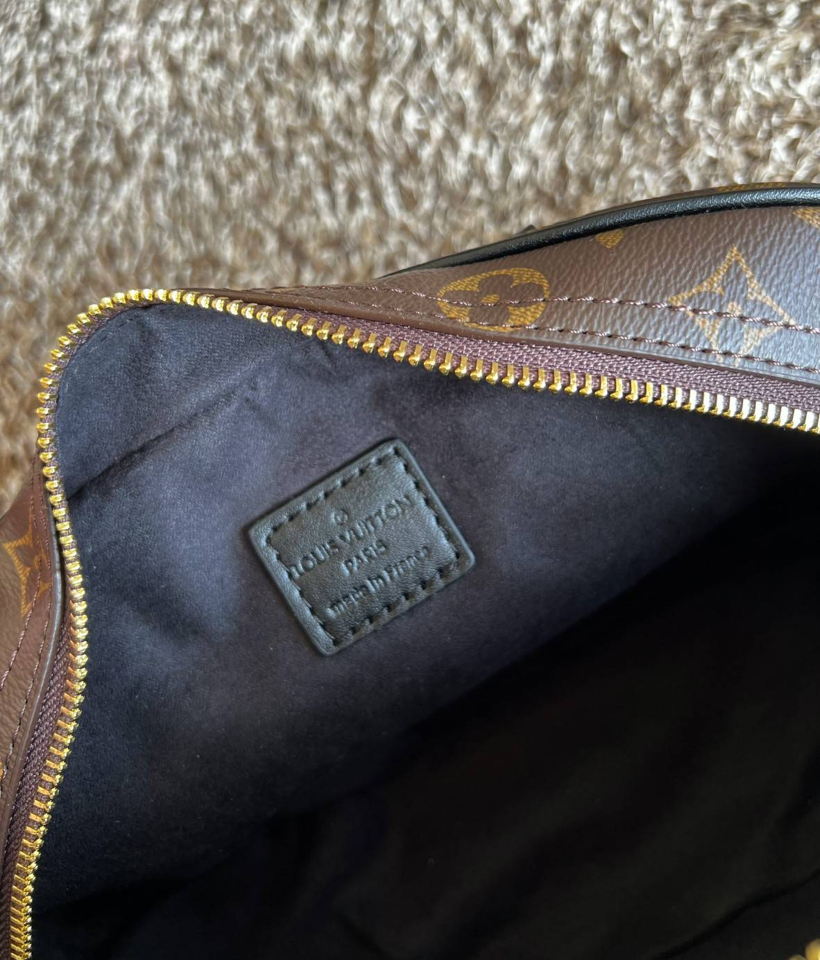 ORI หนังแท้ | LV x TM Handbag East West Murakami ซีซั่นนี้จะเป็นรุ่นไหนไปไม่ได้นอกจากรุ่นใหม่ล่าสุด พิมพ์ลายโมโนแกรมทั้งใบทรงล้ำสมัย หนังแท้นิ่มอย่างดี ประดับด้วยหมุดโลหะสีทองสุดหรูค่ะ