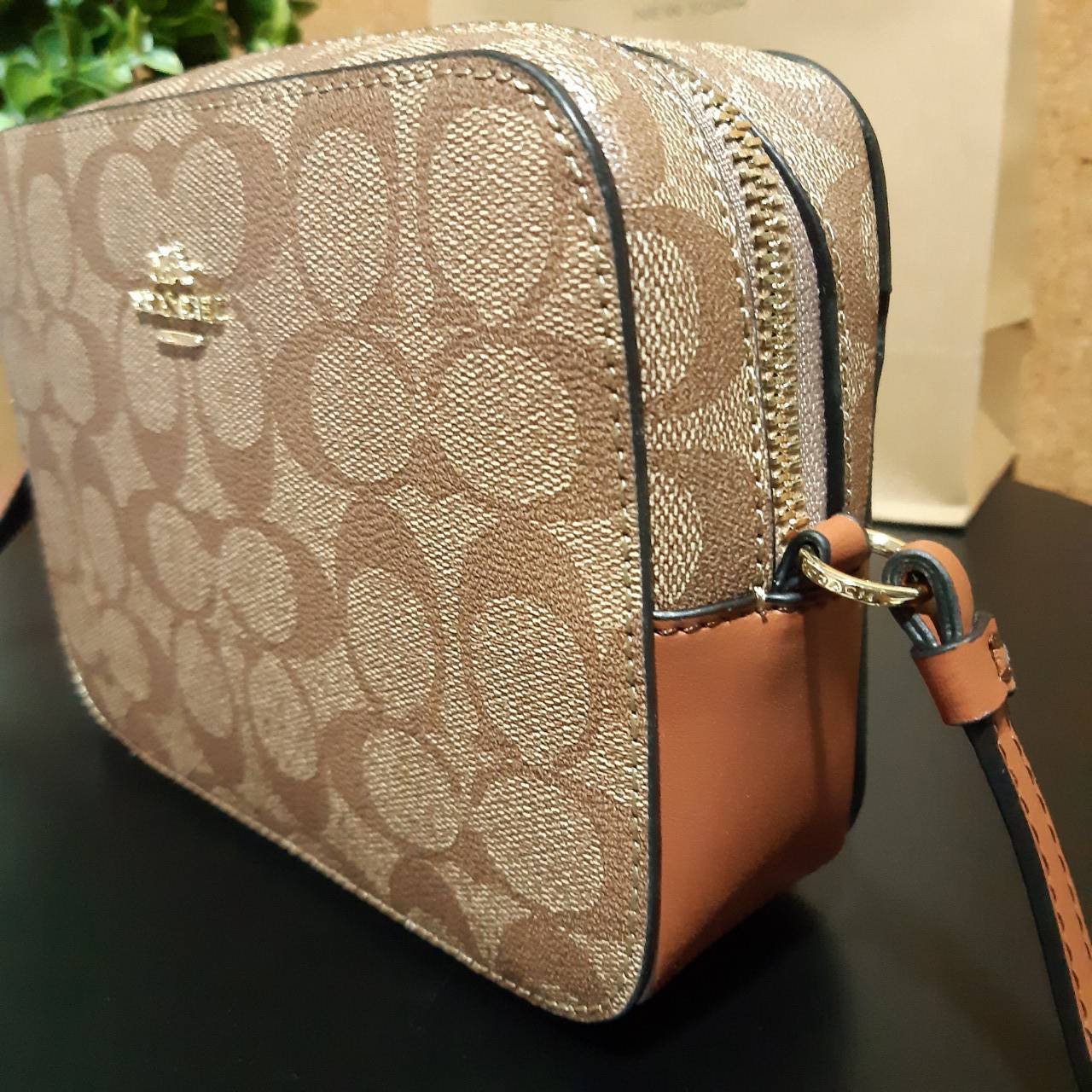 COACH 91677 MINI CAMERA BAG IN SIGNATURE CANVAS ขายดีที่สุด!! กระเป๋าสะพายข้างไซส์มินิ คลาสสิคอยู่ทรง อะไหล่ทองตัดดูหรู วัสดุหนังแคนวาสเคลือบลาย เปิด-ปิดด้วยซิป สายสะพายปรับได้ตามตัว ใบนี้แมทช์ได้ทุกลุค ใช้เป็น everyday bag ได้สบายๆเลยจ้า