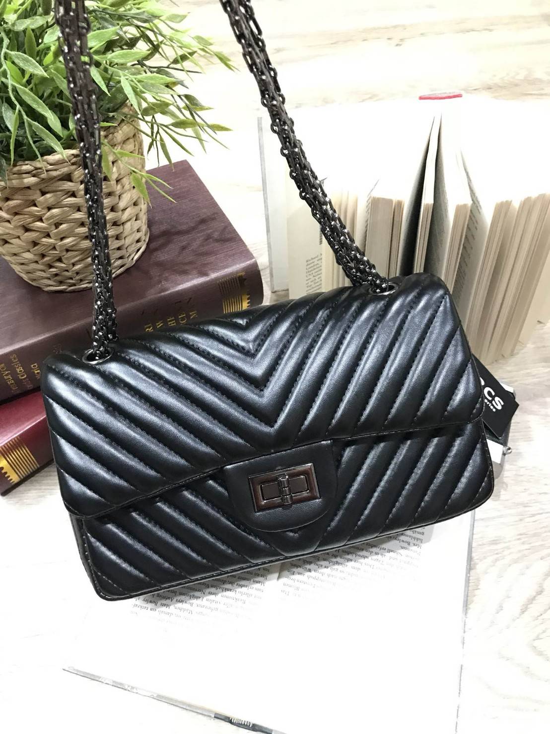 MARCS WOMAN QUILTED CHAIN SHOULD BAG New arrival! กระเป๋าสะพาย วัสดุหนังแกะสังเคราะห์ นิ่มสวย อยู่ทรง ลาย chevron สไตล์ Chanel ขนาดกำลังดี น้ำหนักเบา เปิดปิดด้วยตัวล็อคบิด พร้อมฝาปิดกระดุมแม่เหล็ก ภายในมีหลายช่อง ทั้งบริเวณด้านหน้า และฝาปิด ภายในกว้าง และ