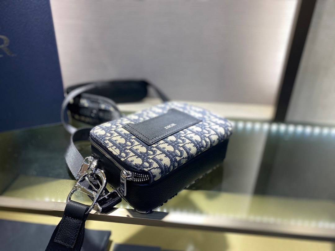 หนังแท้ Christian Dior Plain Leather Logo Messenger & Shoulder Bags / Dior crossbody Beige and Black Dior Oblique Jacquard พร้อมส่งที่ไทย งานหนังแท้และผ้าแจ็คการ์ดเกรดออริจินอล ภาพสินค้าถ่ายจากงานขายจริง ใช้งานต่างประเทศได้